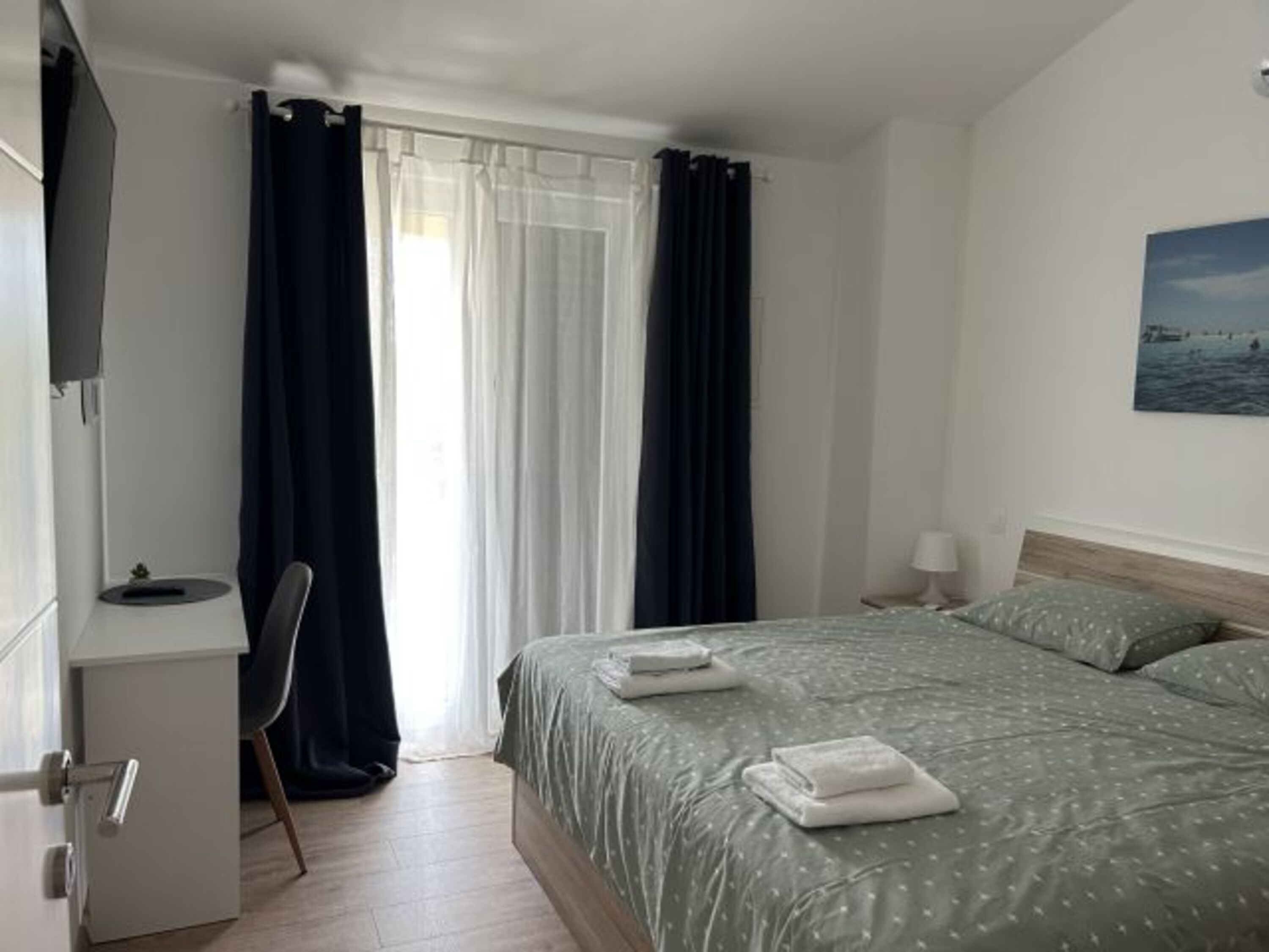 Schlafzimmer 2 m. Bett 180x200, Sat-TV, Klima w/k, Balkon & 3- türigem Schrank