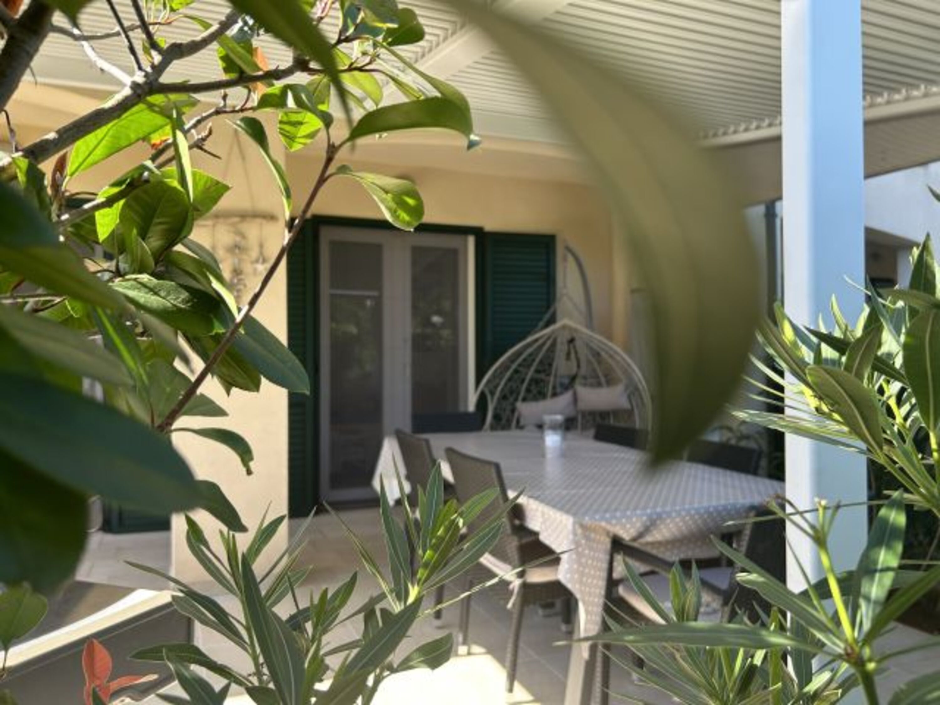 Blick auf die große sonnige/schattige (nach Wunsch) Veranda m. Grill & Sitzmöbel