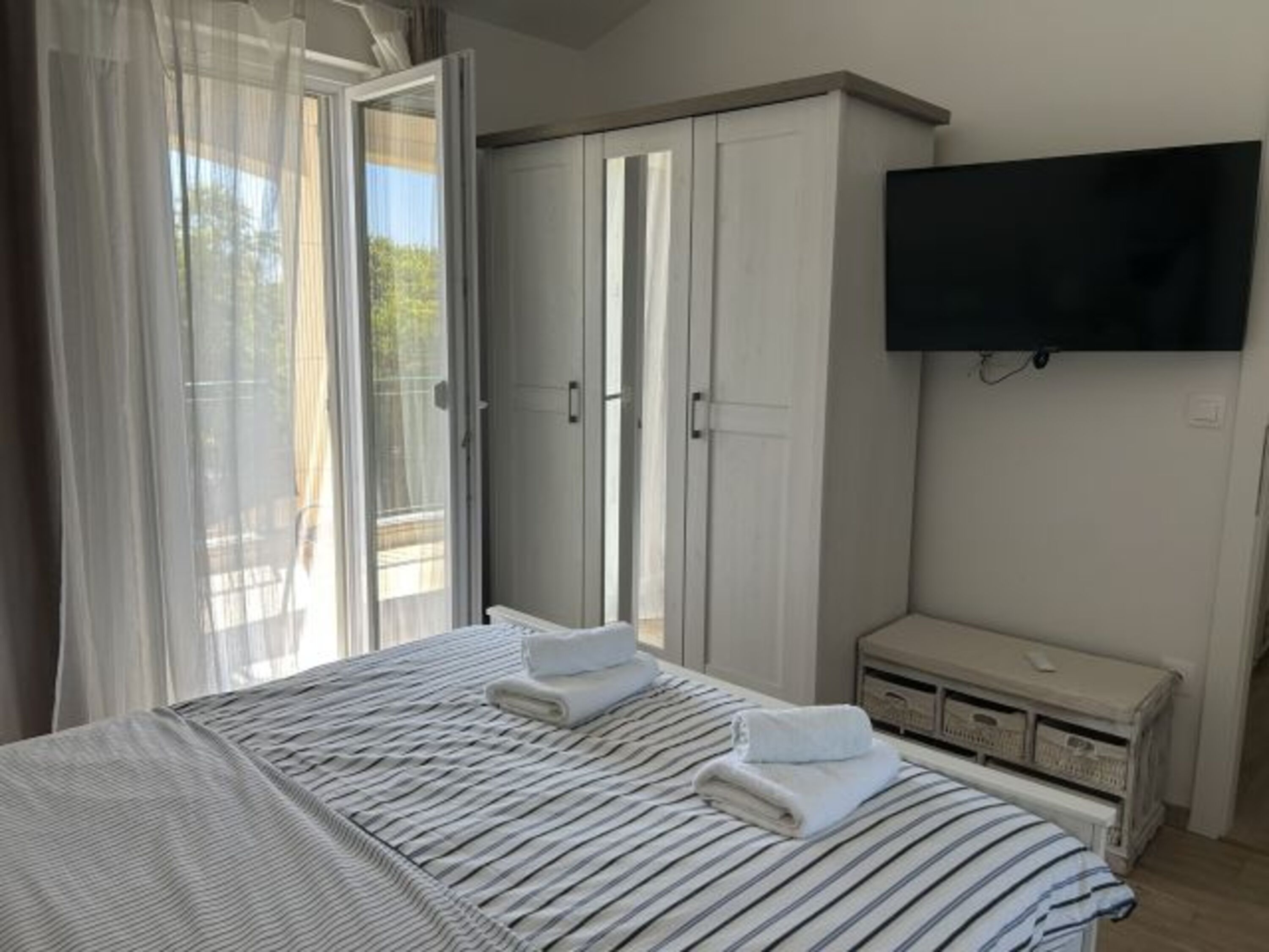 Schlafzimmer 1 m. Klima w/k, TV, 3- türigem Kleiderschrank u. direktem Badzugang