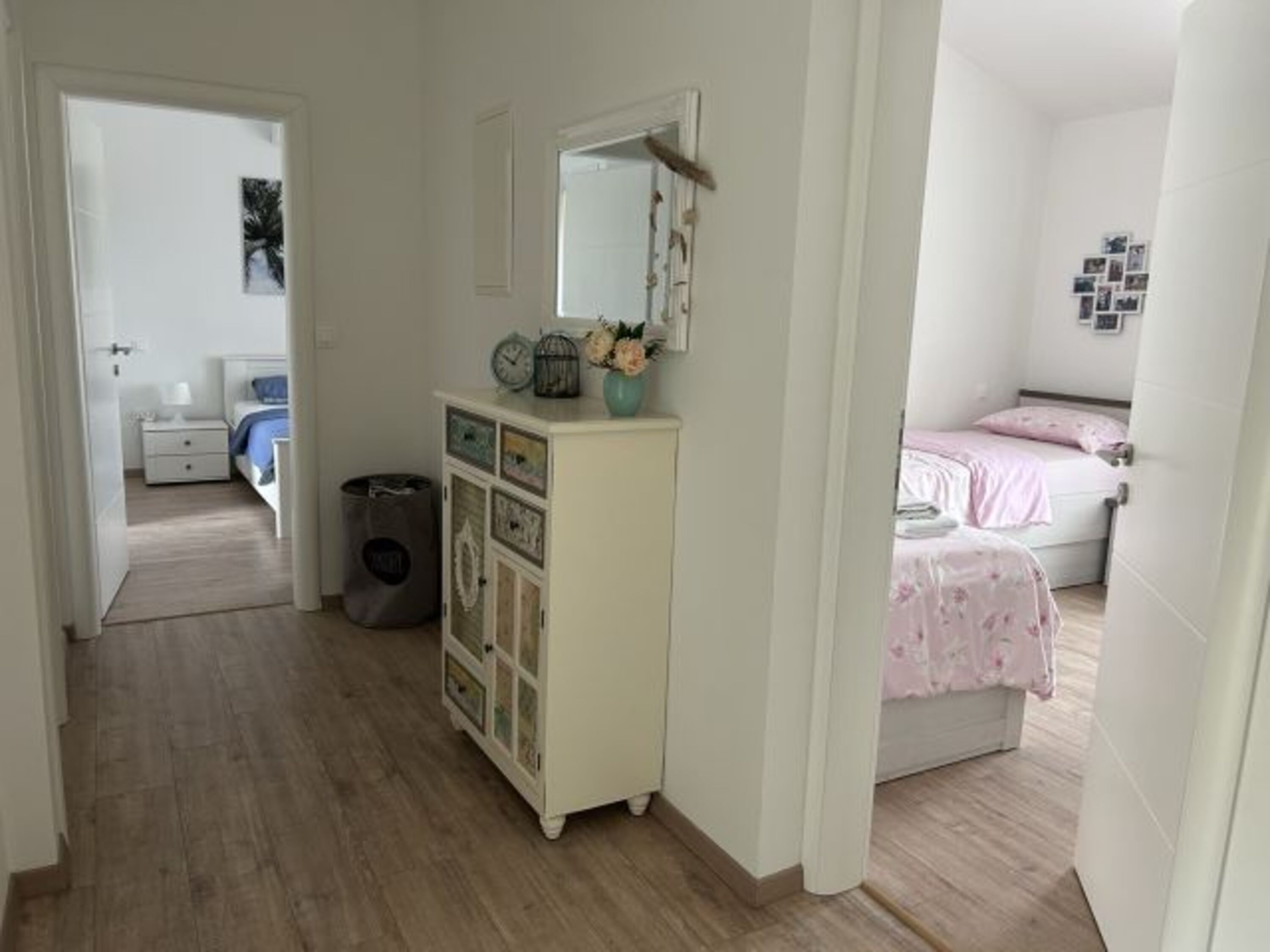 schöner, heller & geräumiger Flur im 1. Stock mit Blick in Schlafzimmer 1 & 3