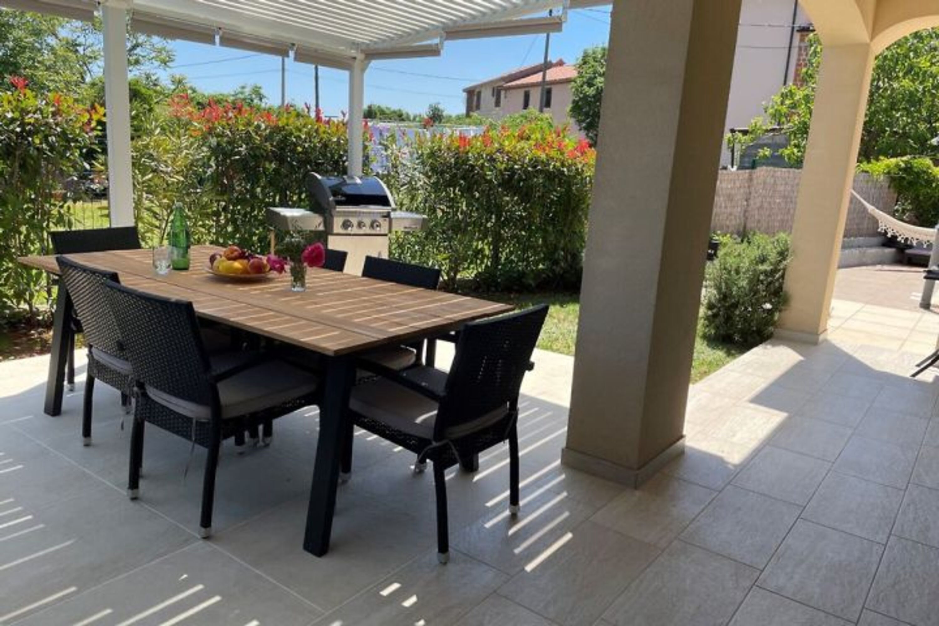 Blick auf die große sonnige/schattige (nach Wunsch) Veranda m. Grill & Sitzmöbel