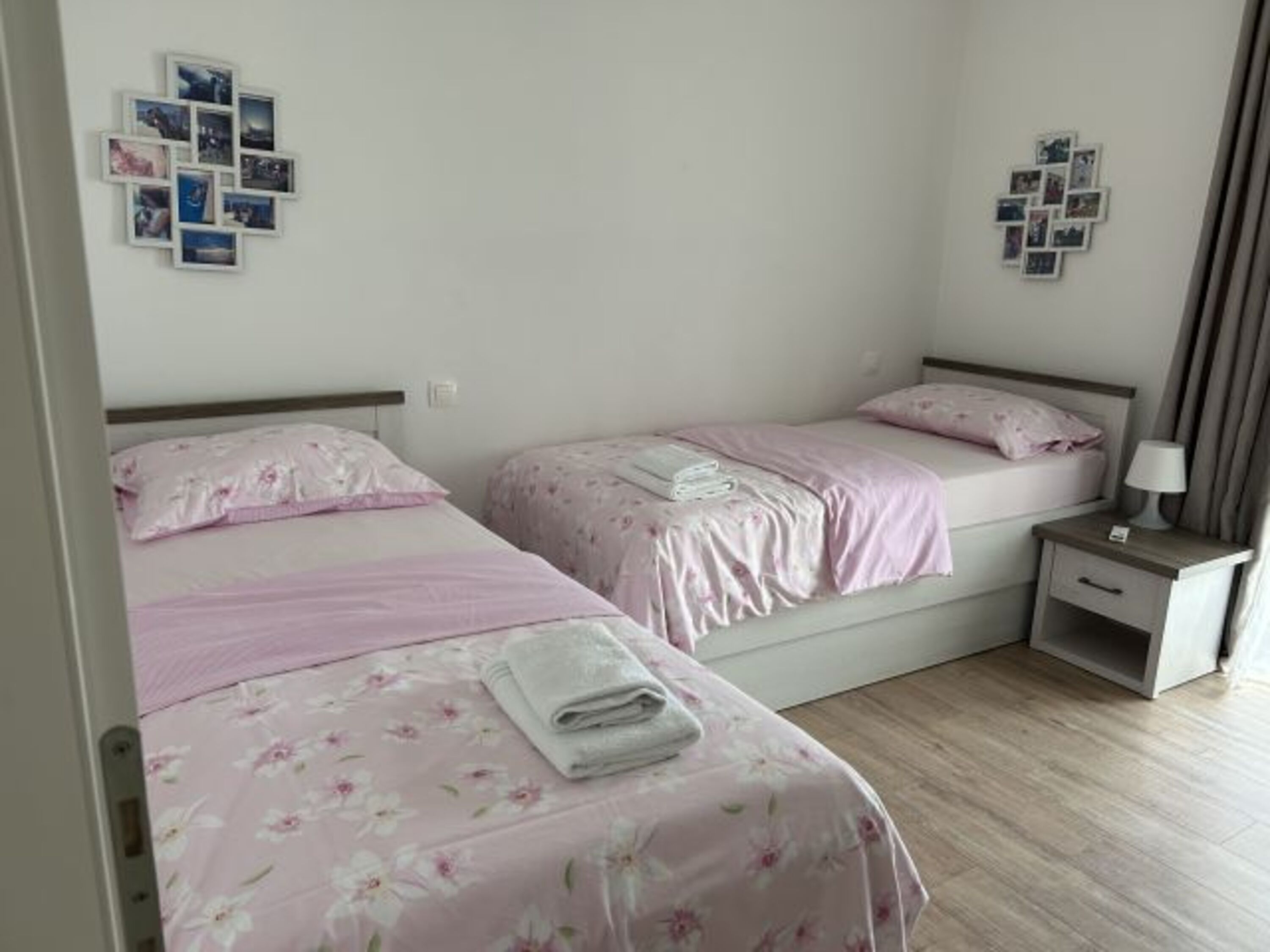 Schlafzimmer 3 m. Balkon, 2 Betten 90x200, 3-türigem Kleiderschrank & Klima w/k