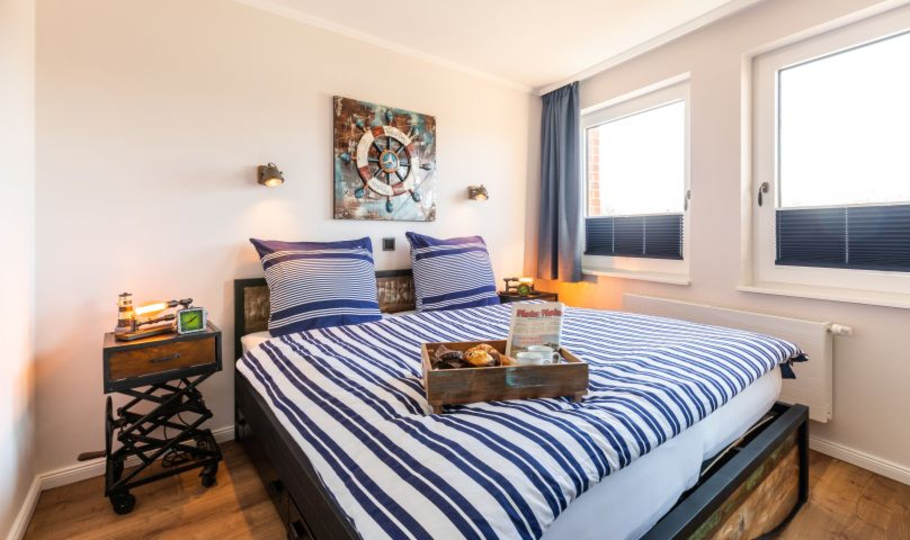 gemütliches Schlafzimmer mit Verdunklungsplissées und -vorhängen
