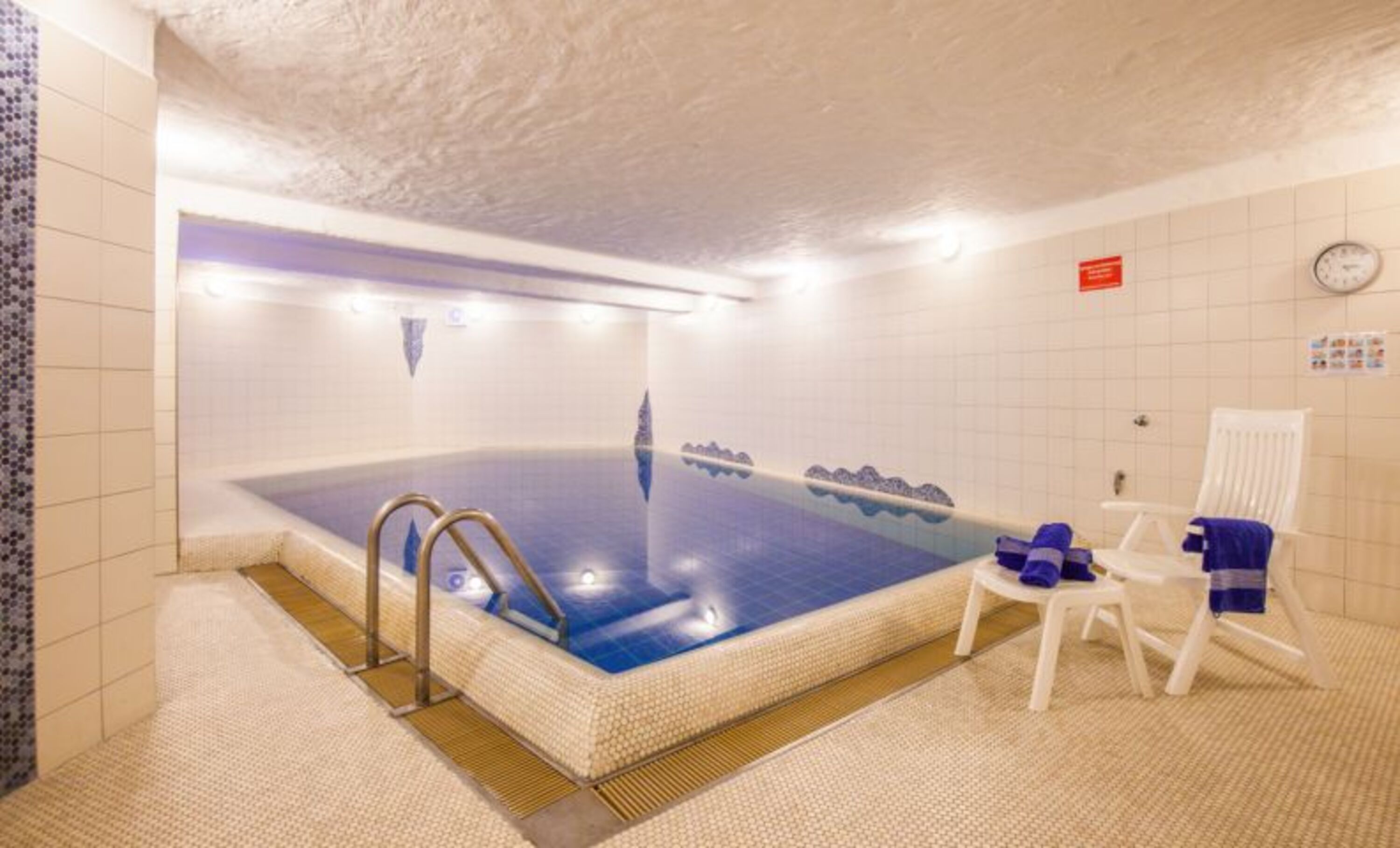 das Haus eigene Schwimmbad bequem im Bademantel zu erreichen