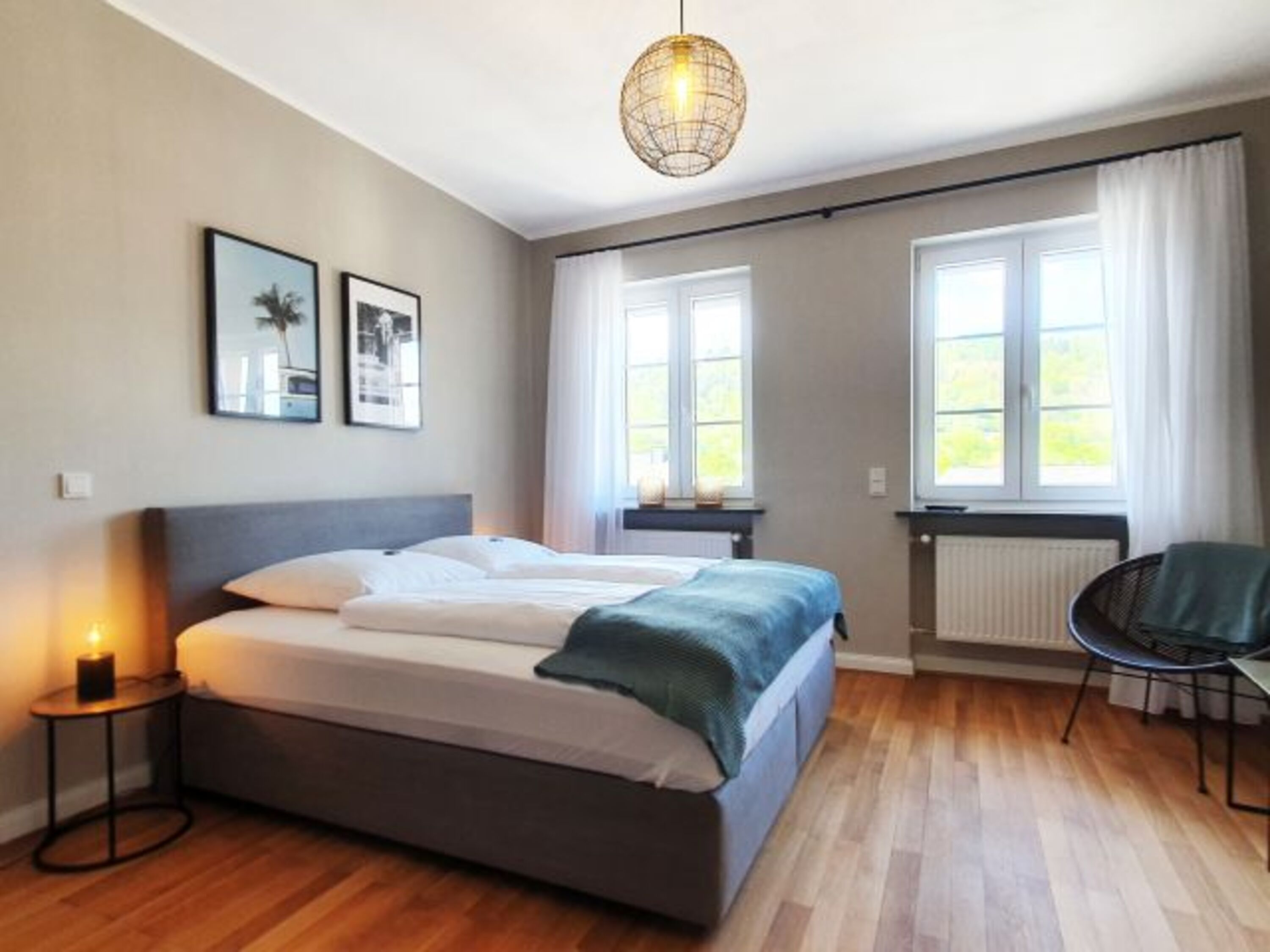 Schlafzimmer mit Doppelbett un Fernseher