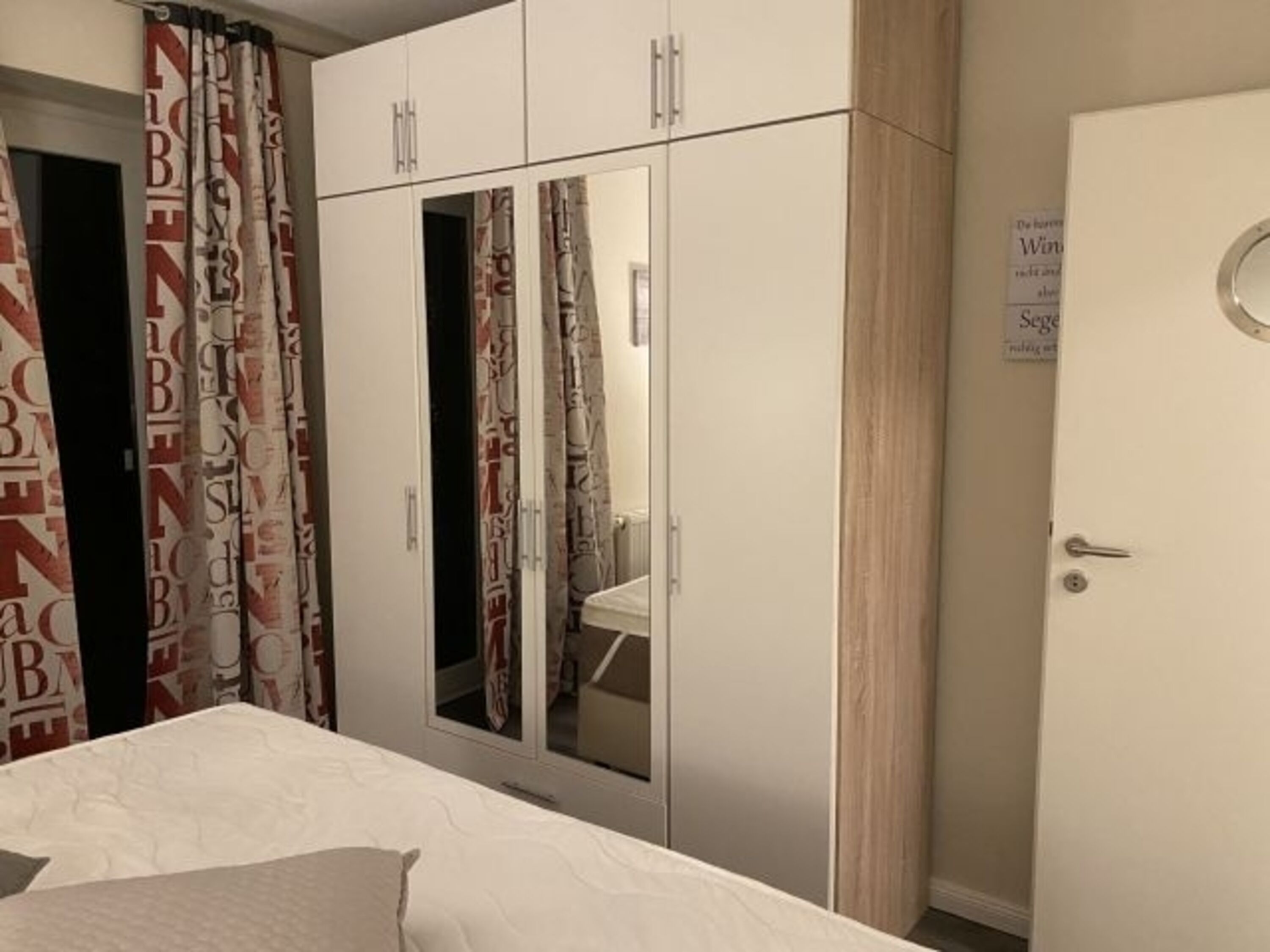 Schlafzimmerschrank, verdunkelnde Vorhänge