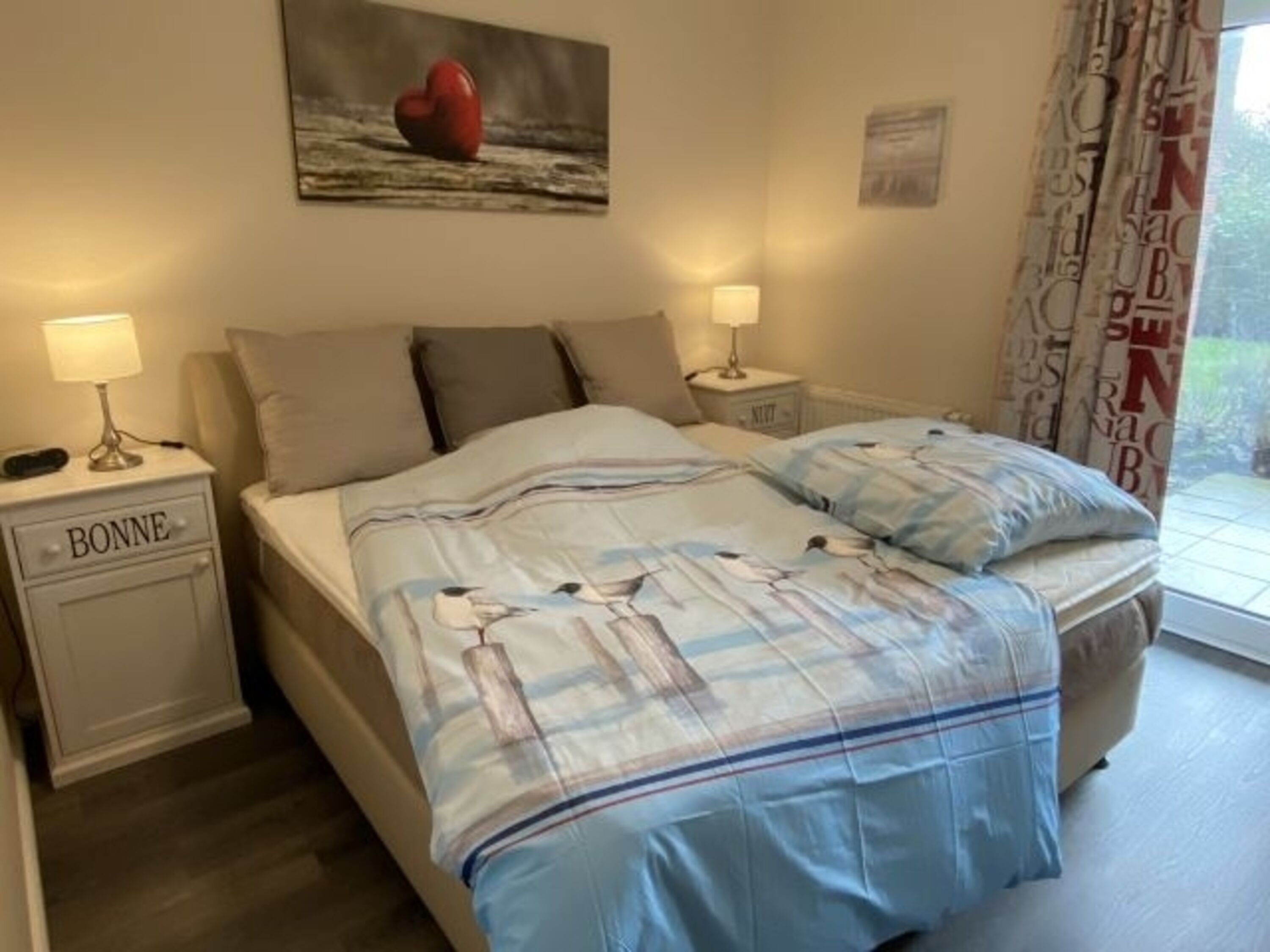 Schlafzimmer mit geräumigem Spiegelschrank