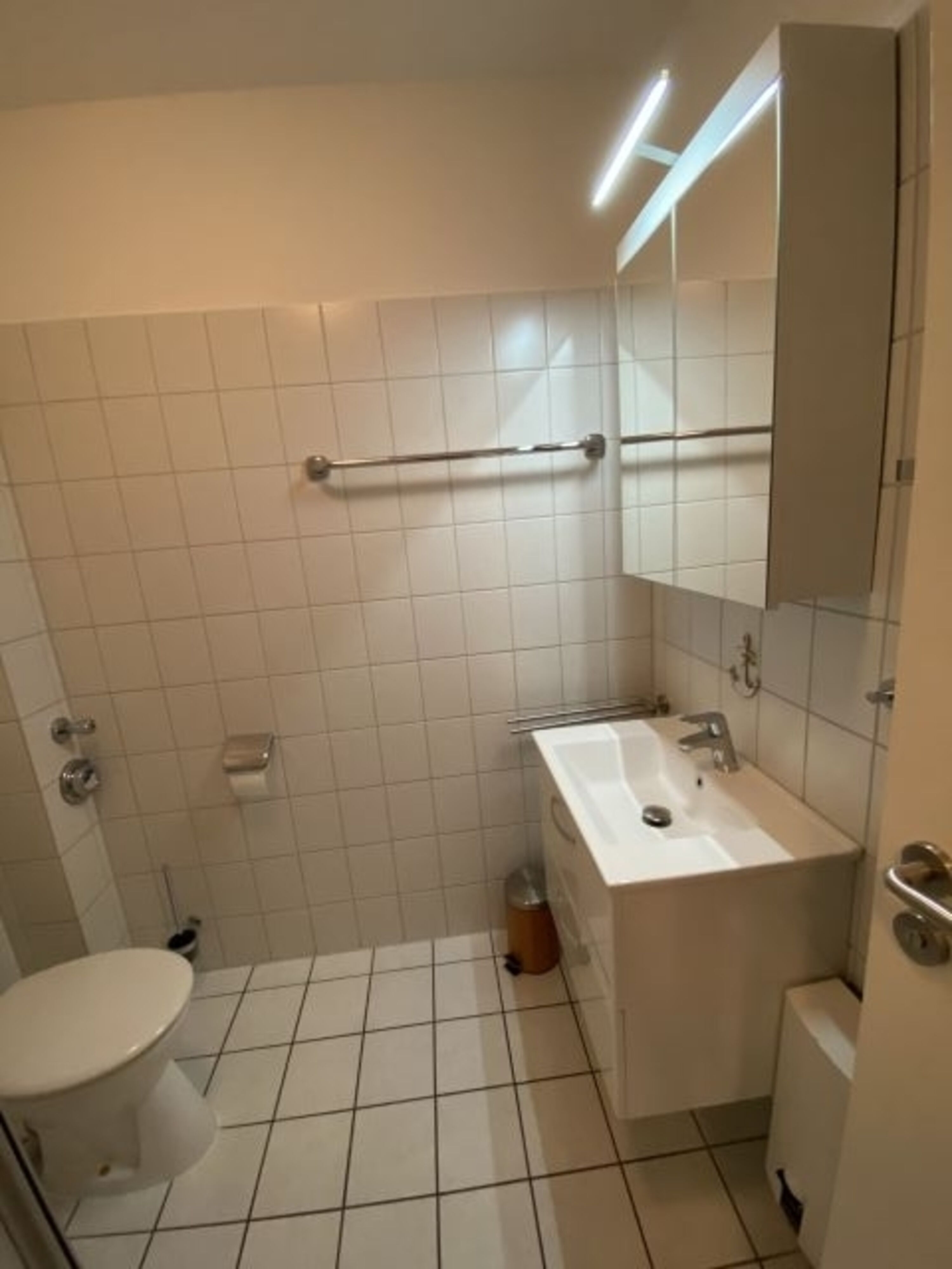 …im Badezimmer, viel Platz für Ihre Utensilien 