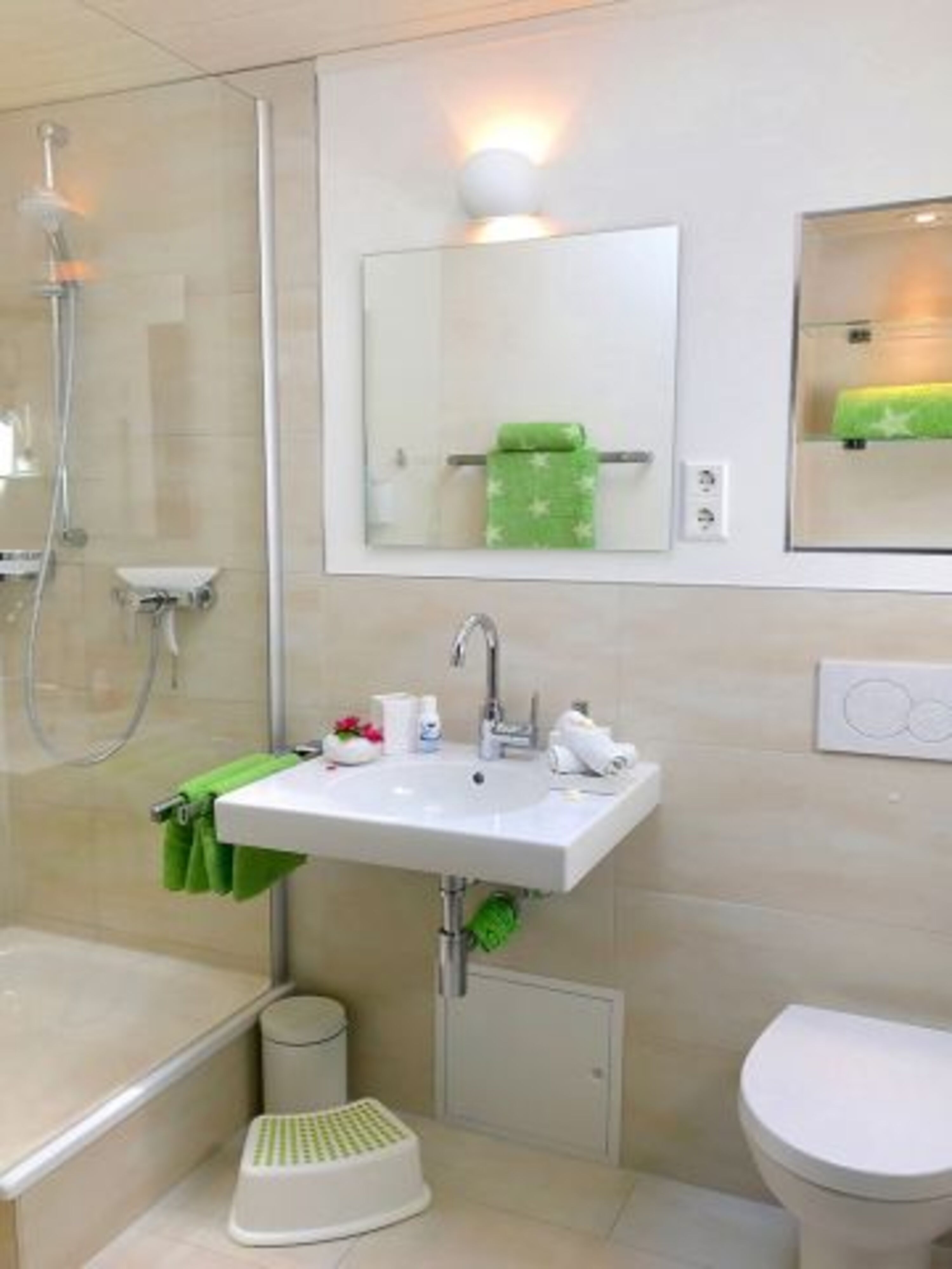 Gepflegtes, neues Duschbad
