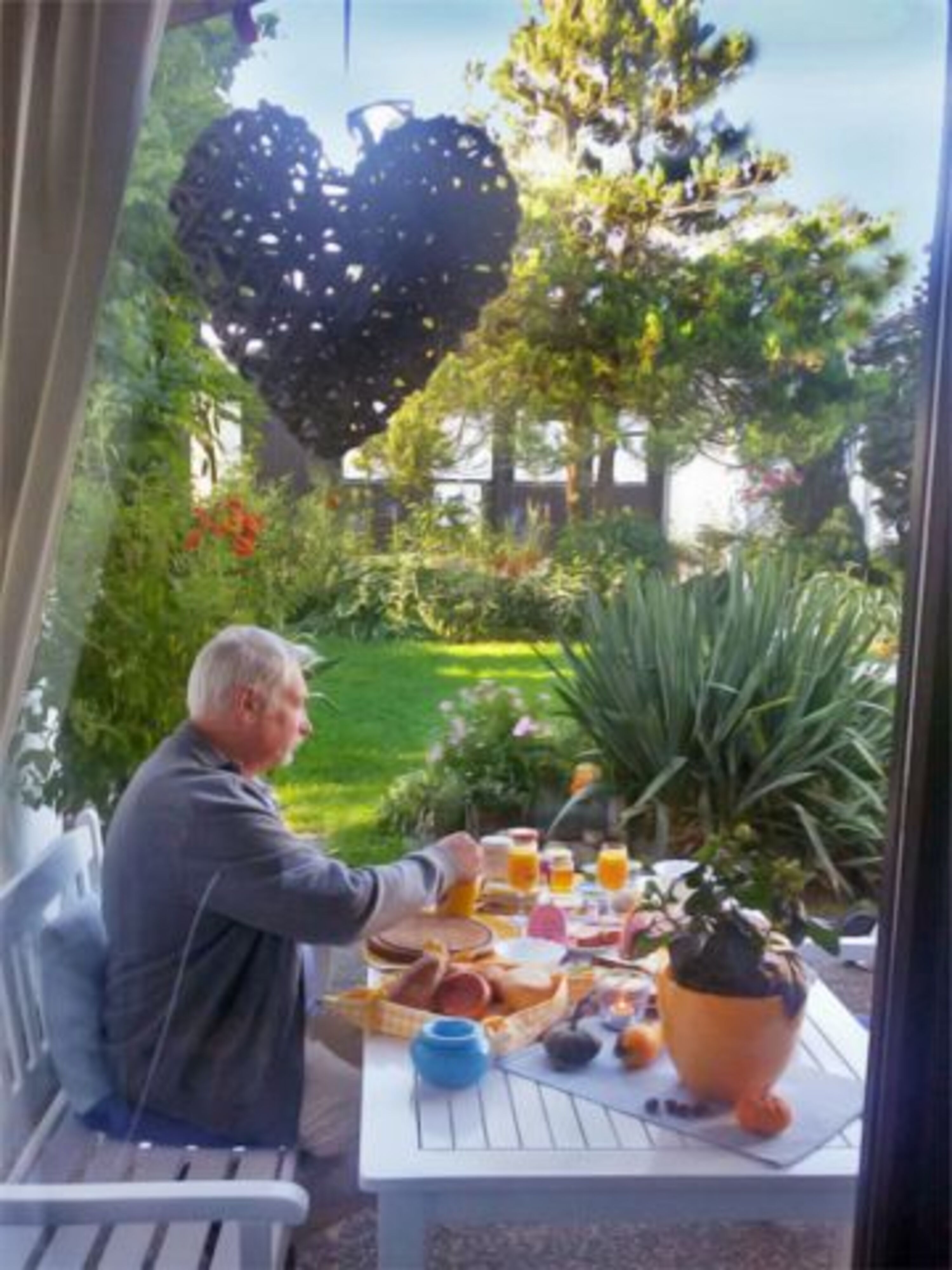 Frühstücken auf der Sonnenterrasse im Ferienchalet WIKI