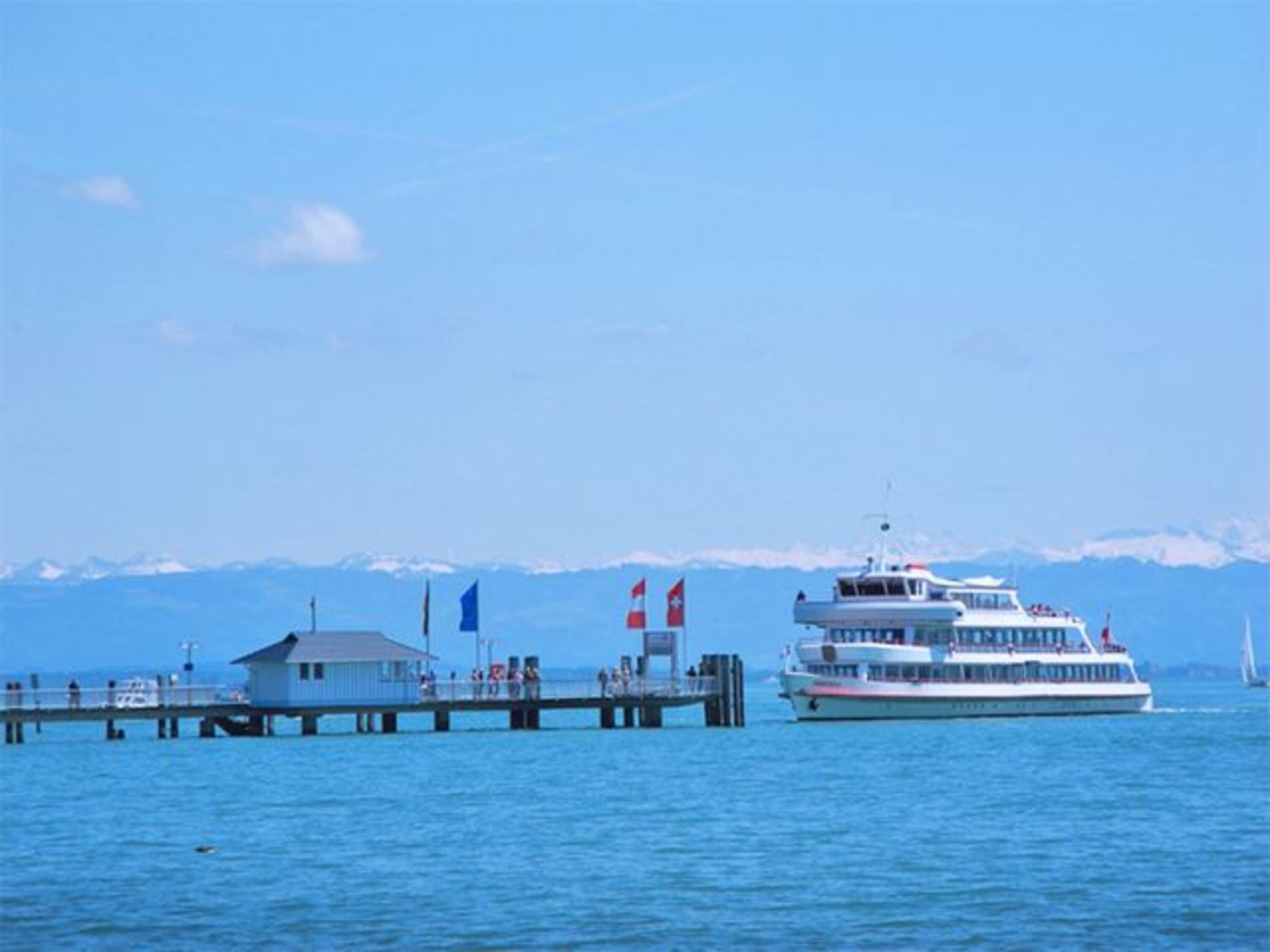 Das Rundfahrtschiff legt an ...