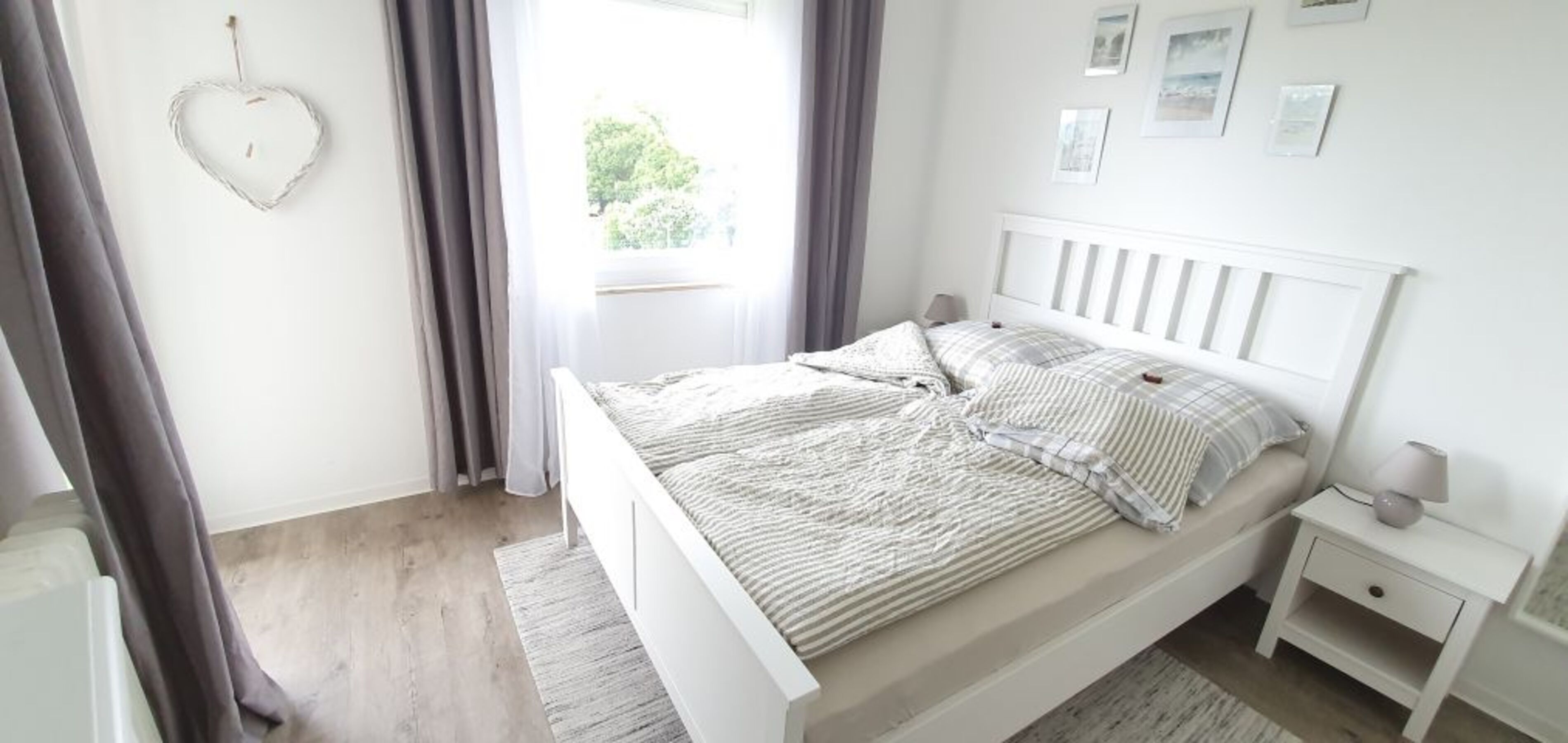 Schlafzimmer 2 mit französischem Bett