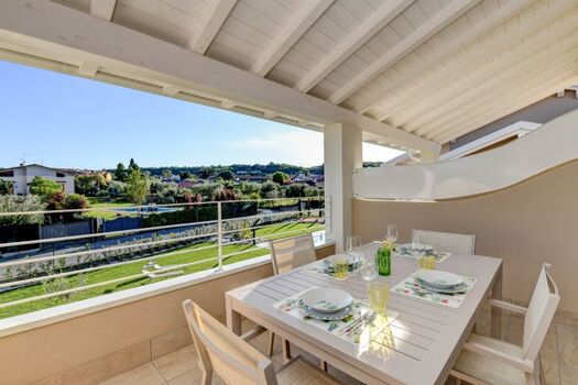 Terrasse mit Tisch