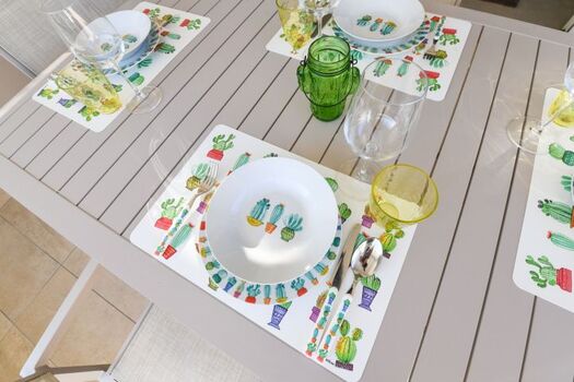 Terrasse mit Tisch