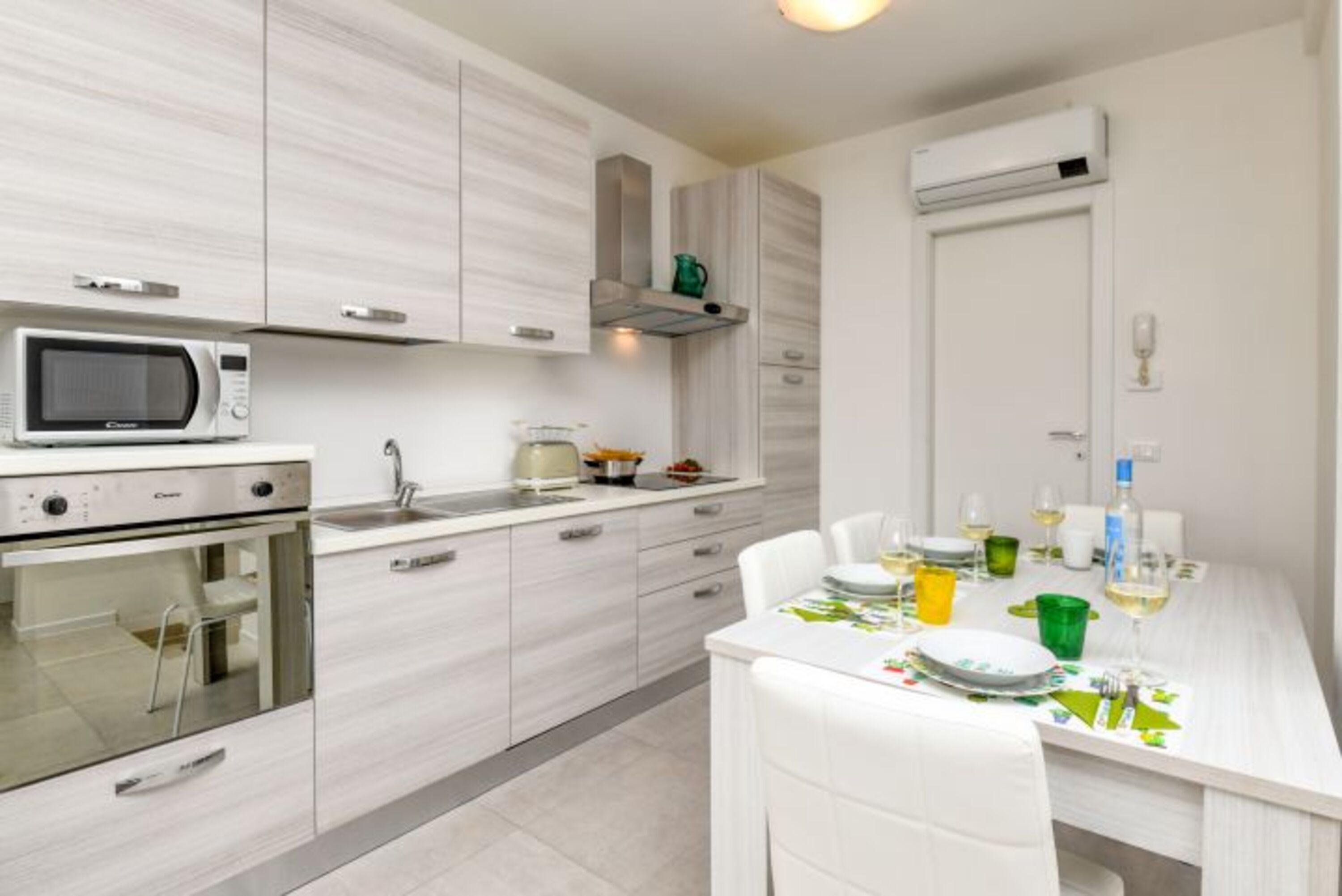 Wohnzimmer und Esstisch