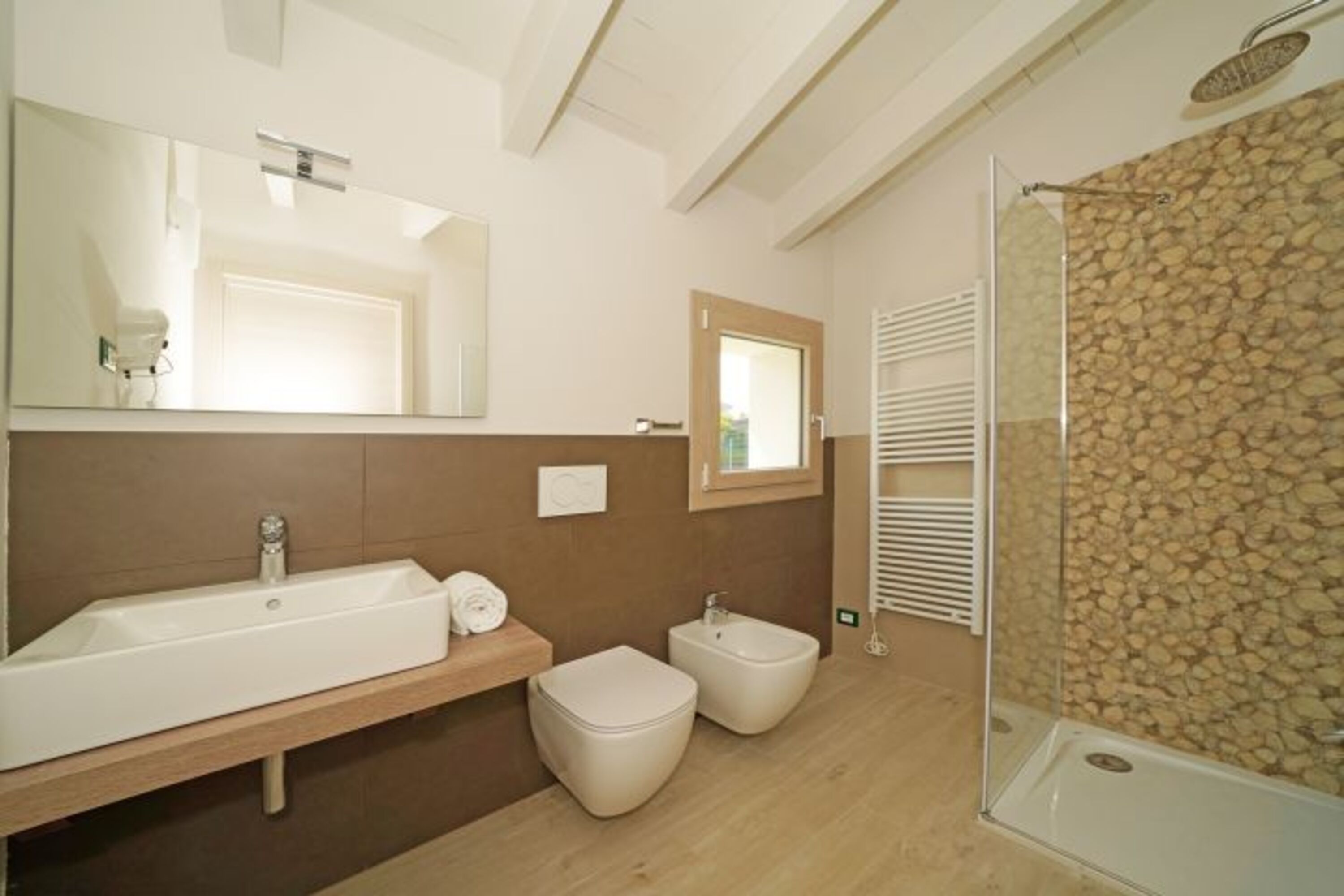 Moderne Badezimmer mit Dusche