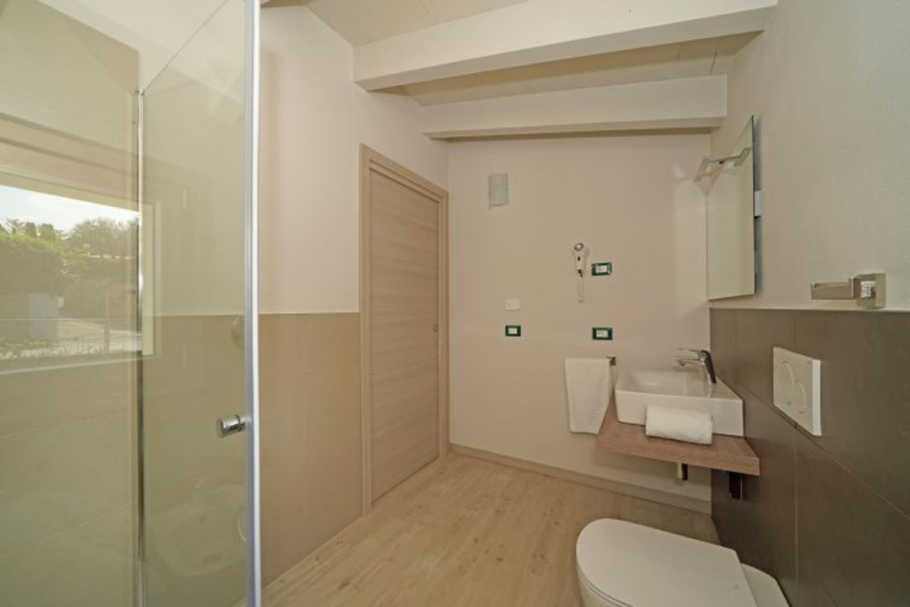 Moderne Badezimmer mit Dusche