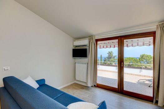 Wohnzimmer mit Blick auf Terrasse