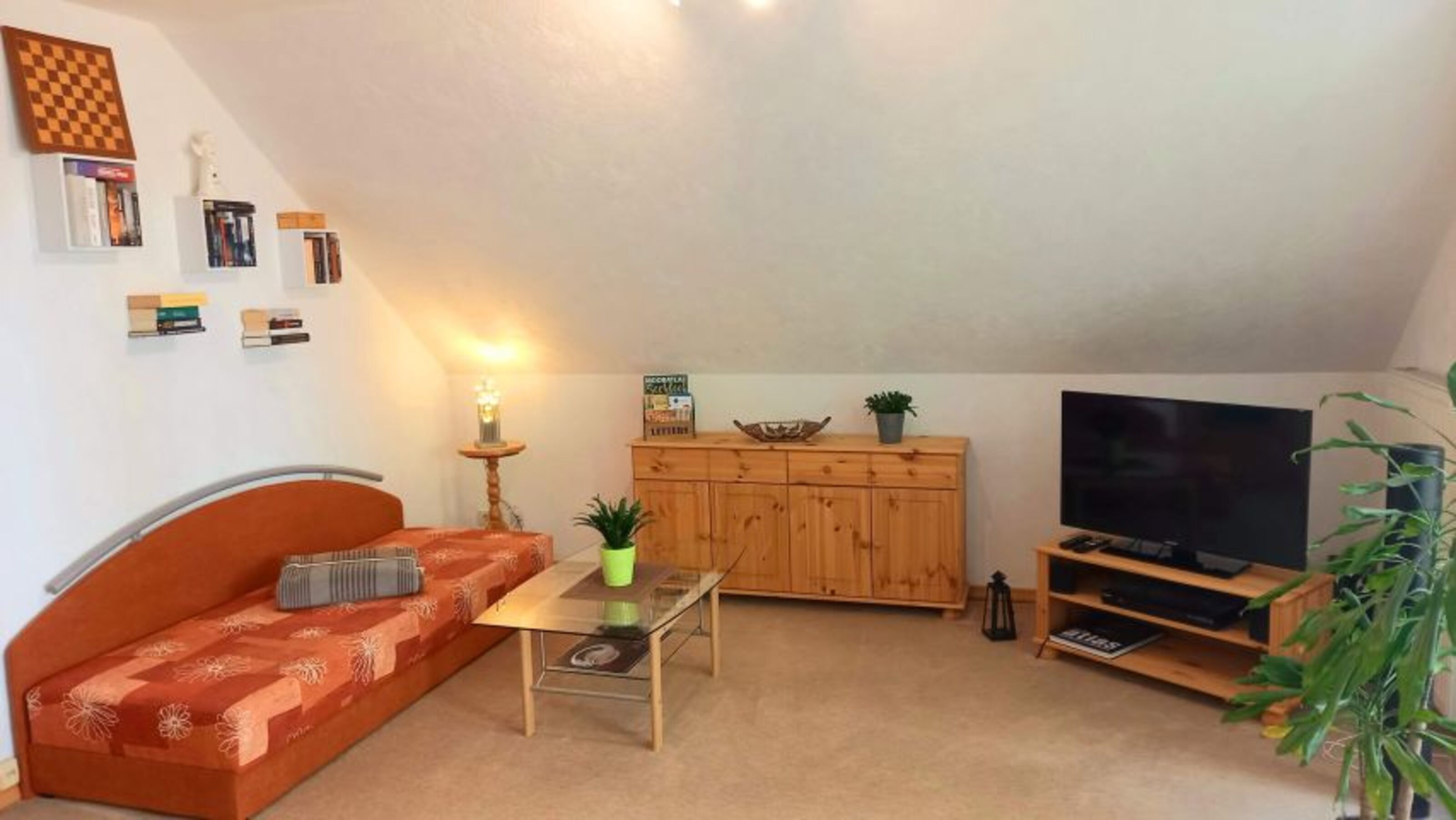 Wohnzimmer mit Schlafsofa