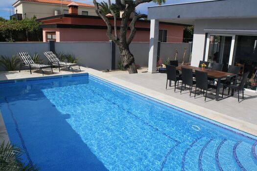 Blick über Ihren Ferien-Pool bei Tage