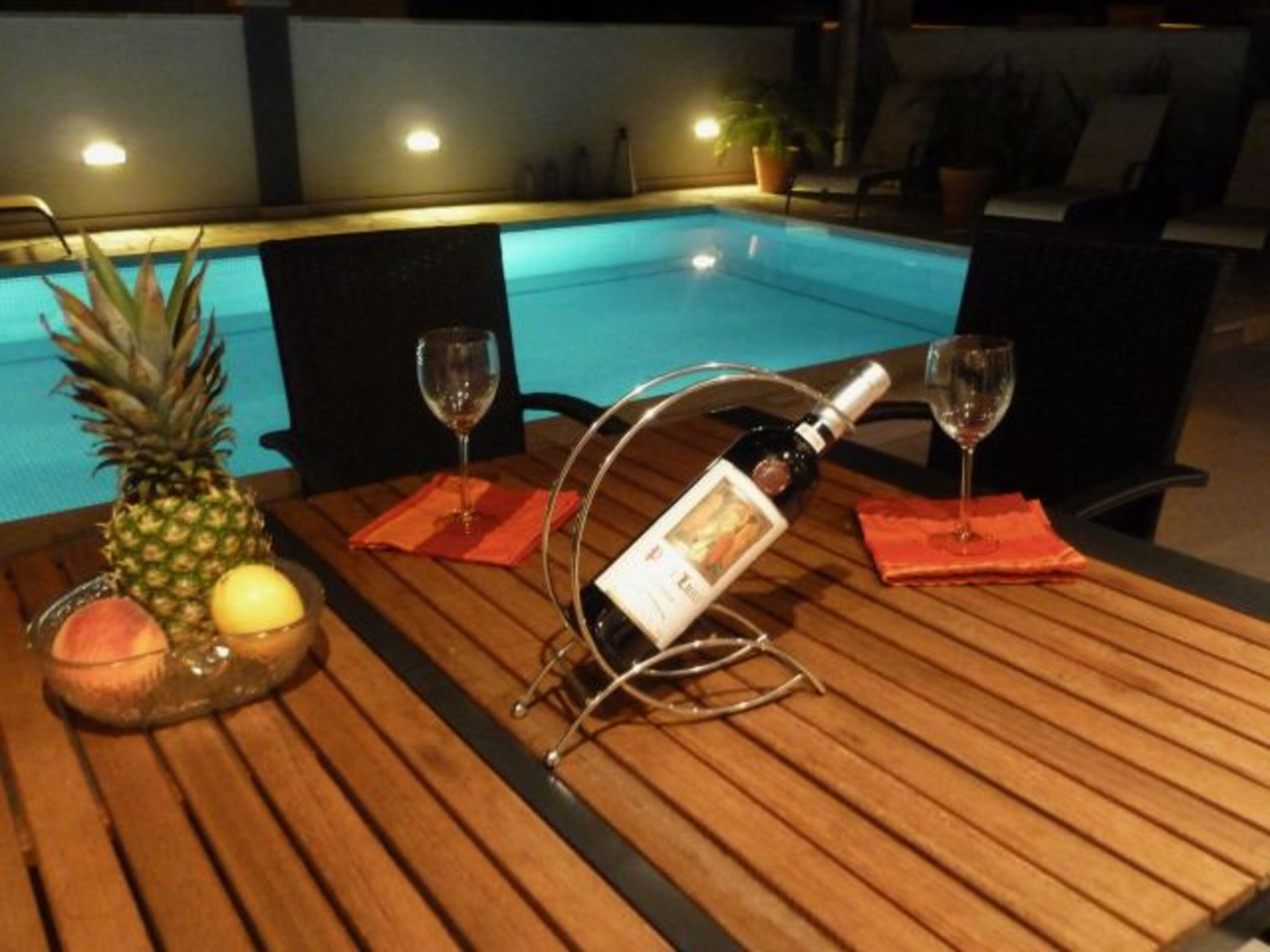 Besondere Urlaubsmomente auf der Terrasse bei einem Glas Wein
