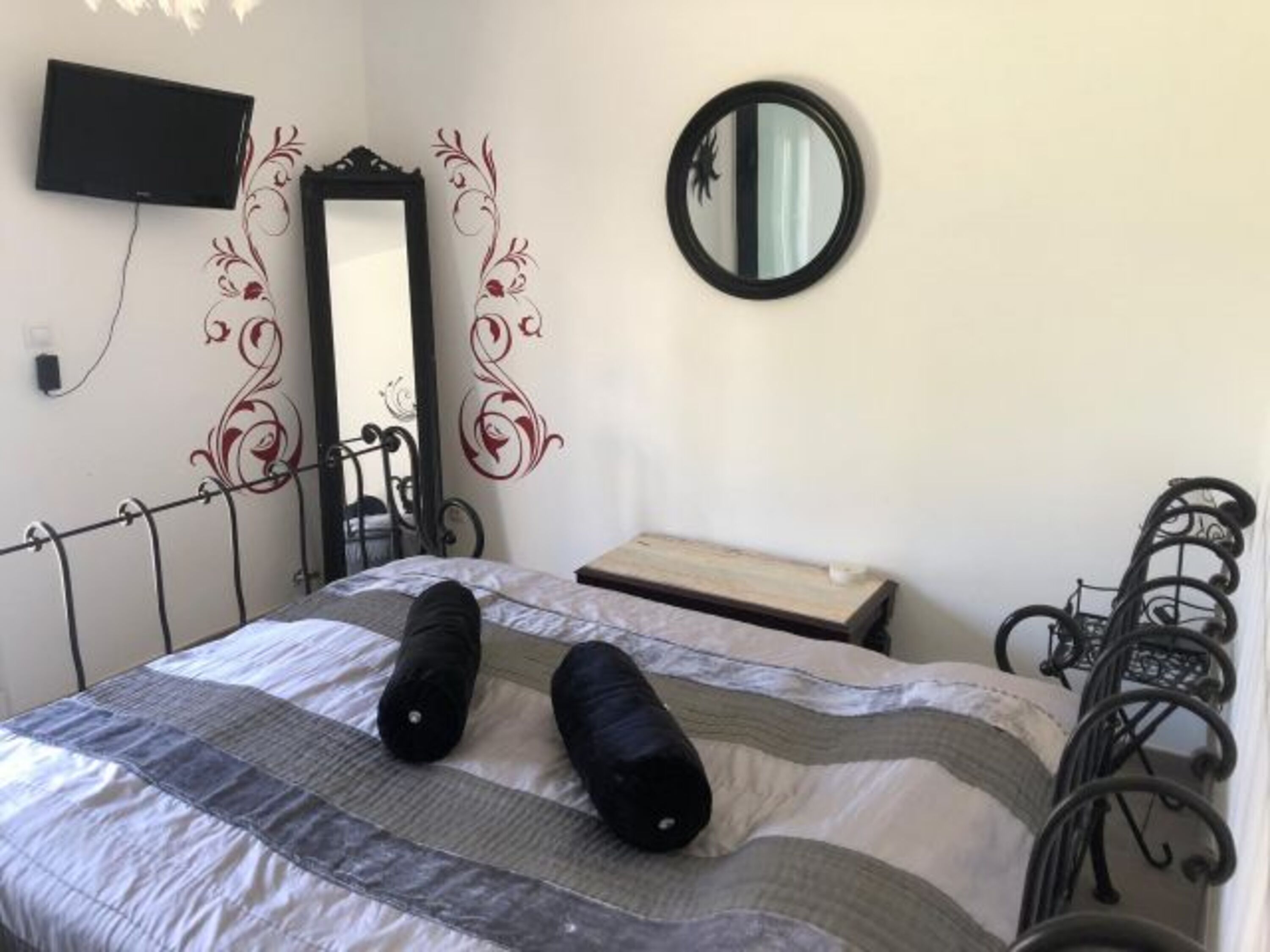 Jedes der Schlafzimmer ist mit einem eigenen TV mit integriertem DVD Laufwerk ausgestattet.