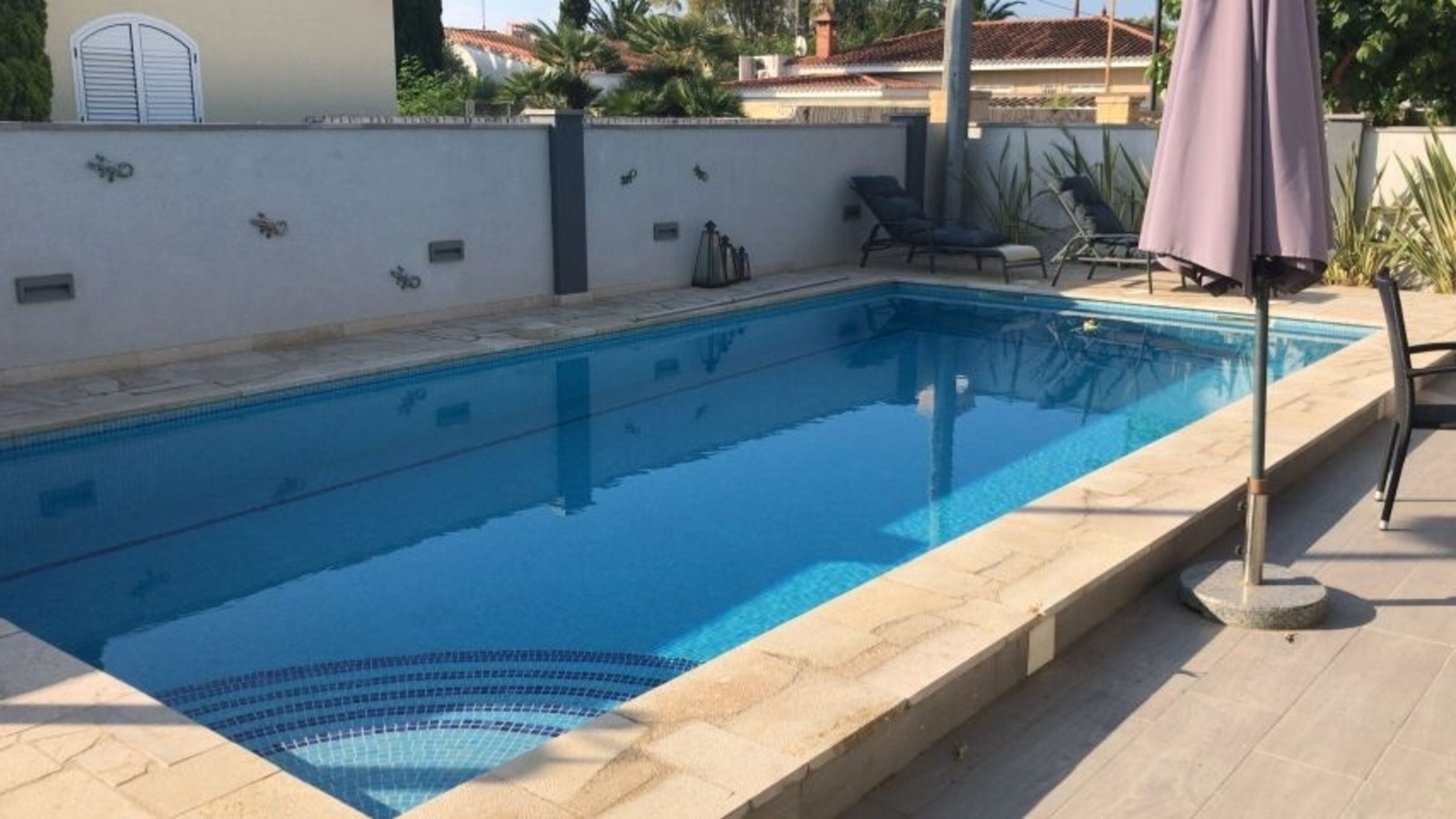 Der in der Sonne liegende 8x4 Meter große Pool hat eine Wassertiefe von 1,10 - 1,60 Metern ist solarbeheizt und bietet auch im Frühjahr und Herbst die Möglichkeit zum Baden.