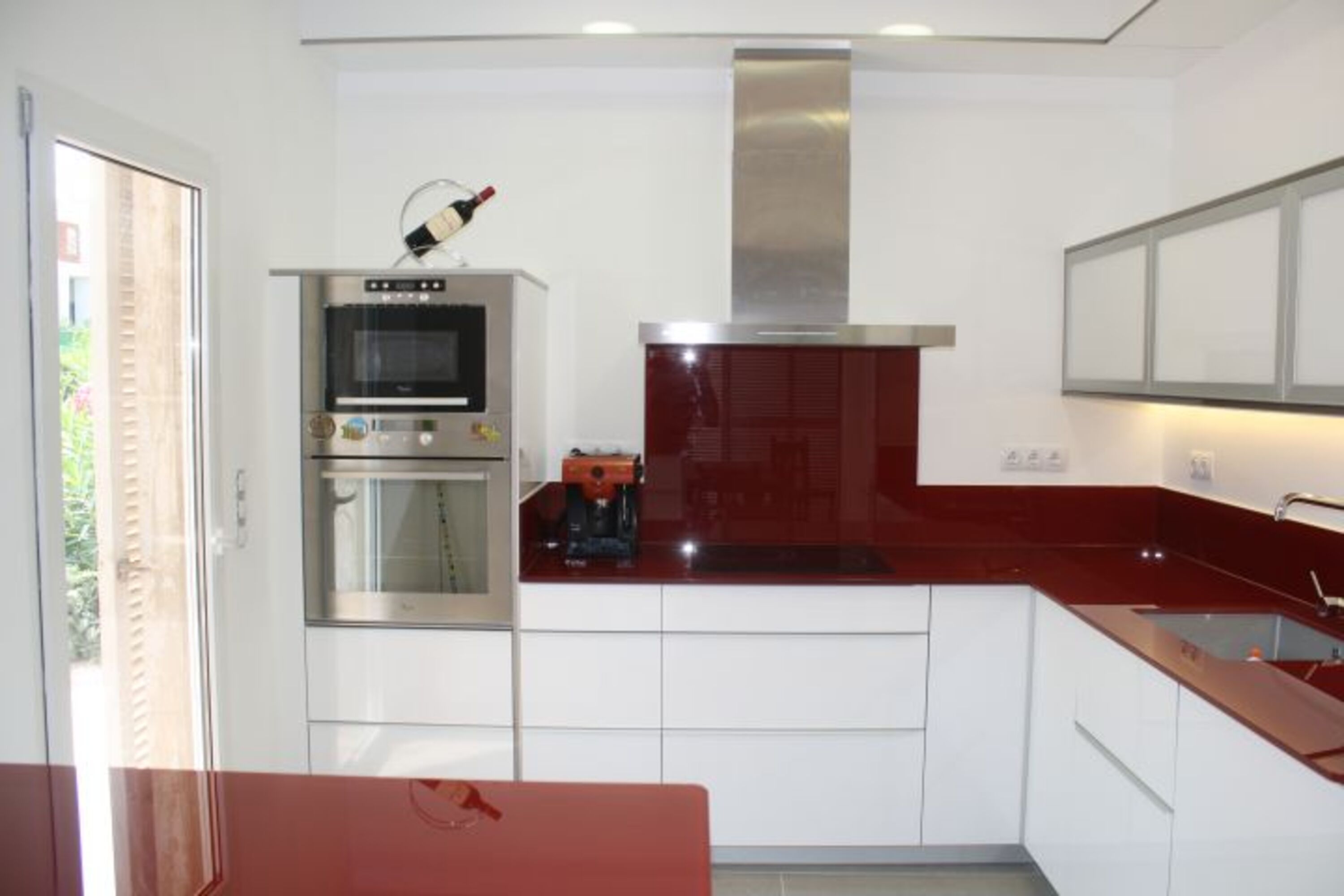 Mit einem direkten Ausgang auf die Terrasse bietet diese Küche alles, was im Urlaub bedarf (Microwelle, Backofen / Grill, Ceran-Kochfeld, Kühl- und Gefrierschrank, Kaffeemaschine etc. etc.)