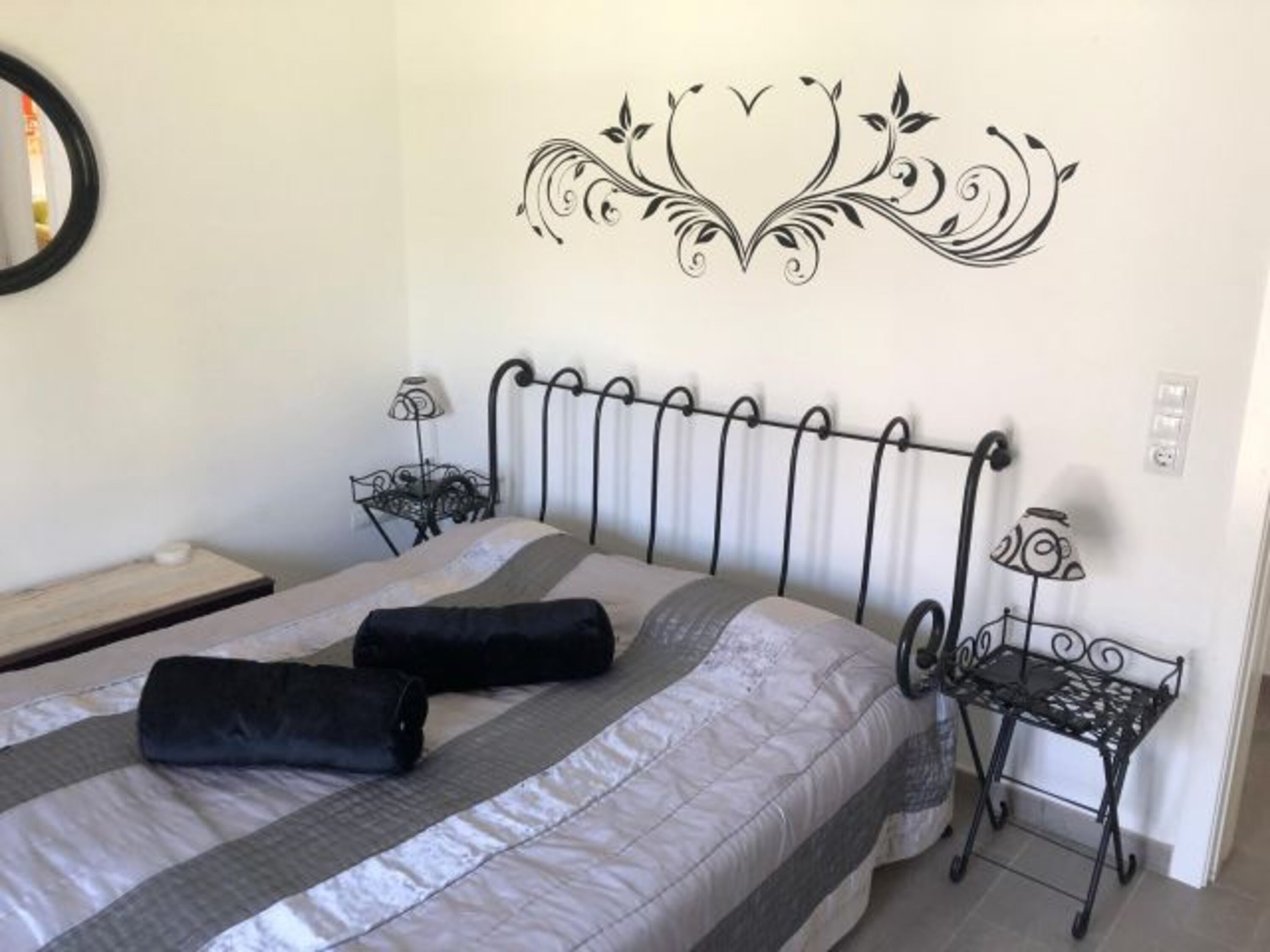 Eines von insgesamt 3 modern eingerichteten Schlafzimmern. des Casa El Almendros.. Es verfügt über einen direkten Ausgang in den Gartenbereich. Jedes Schlafzimmer hat einen modernen Einbauschrank mit viel Platz für Ihre Kleidung.