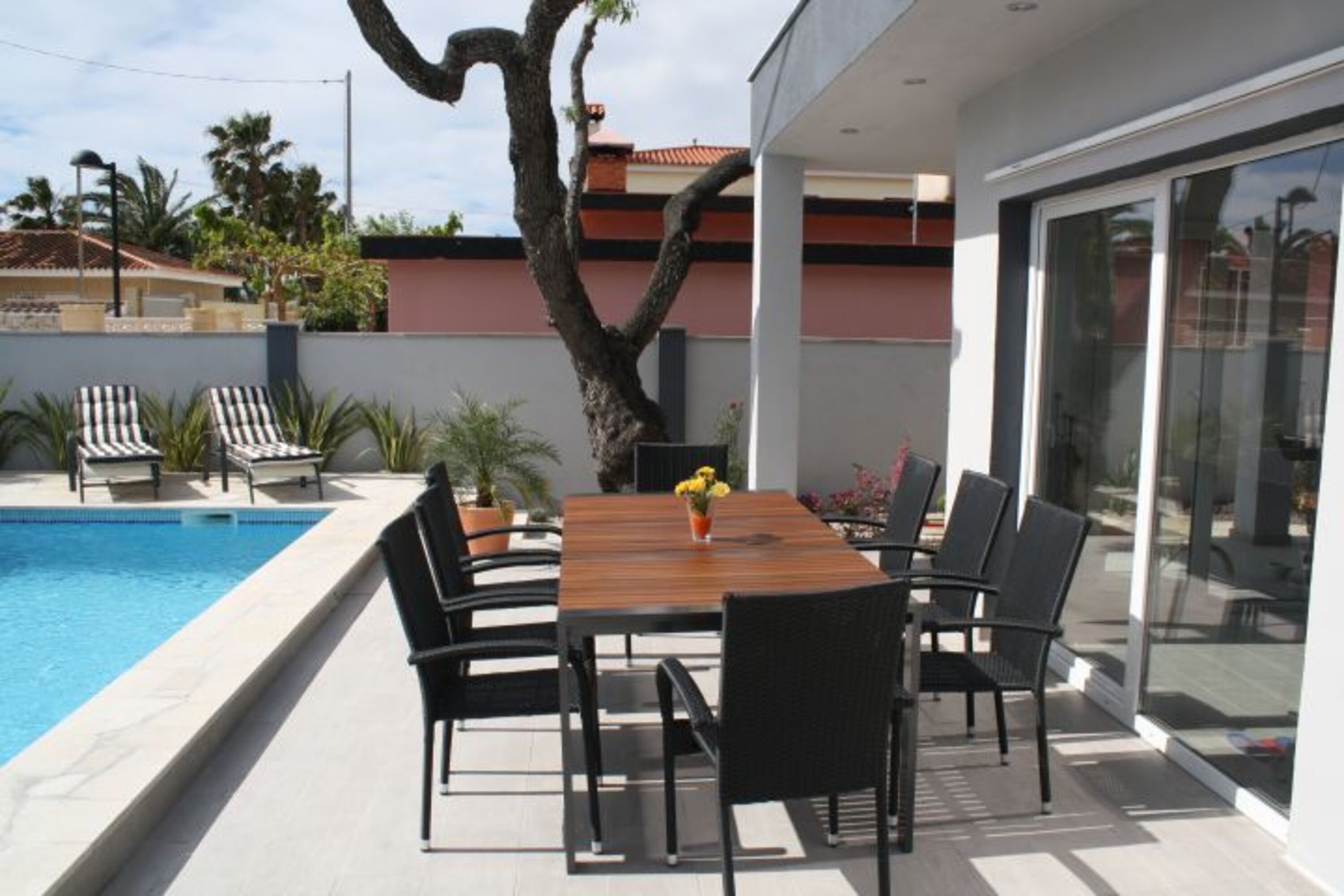 Vom Wohnzimmer über die Terrasse direkt in den Pool. Die Terrasse ist das verlängerte Wohnzimmer des Casa El Almendro.