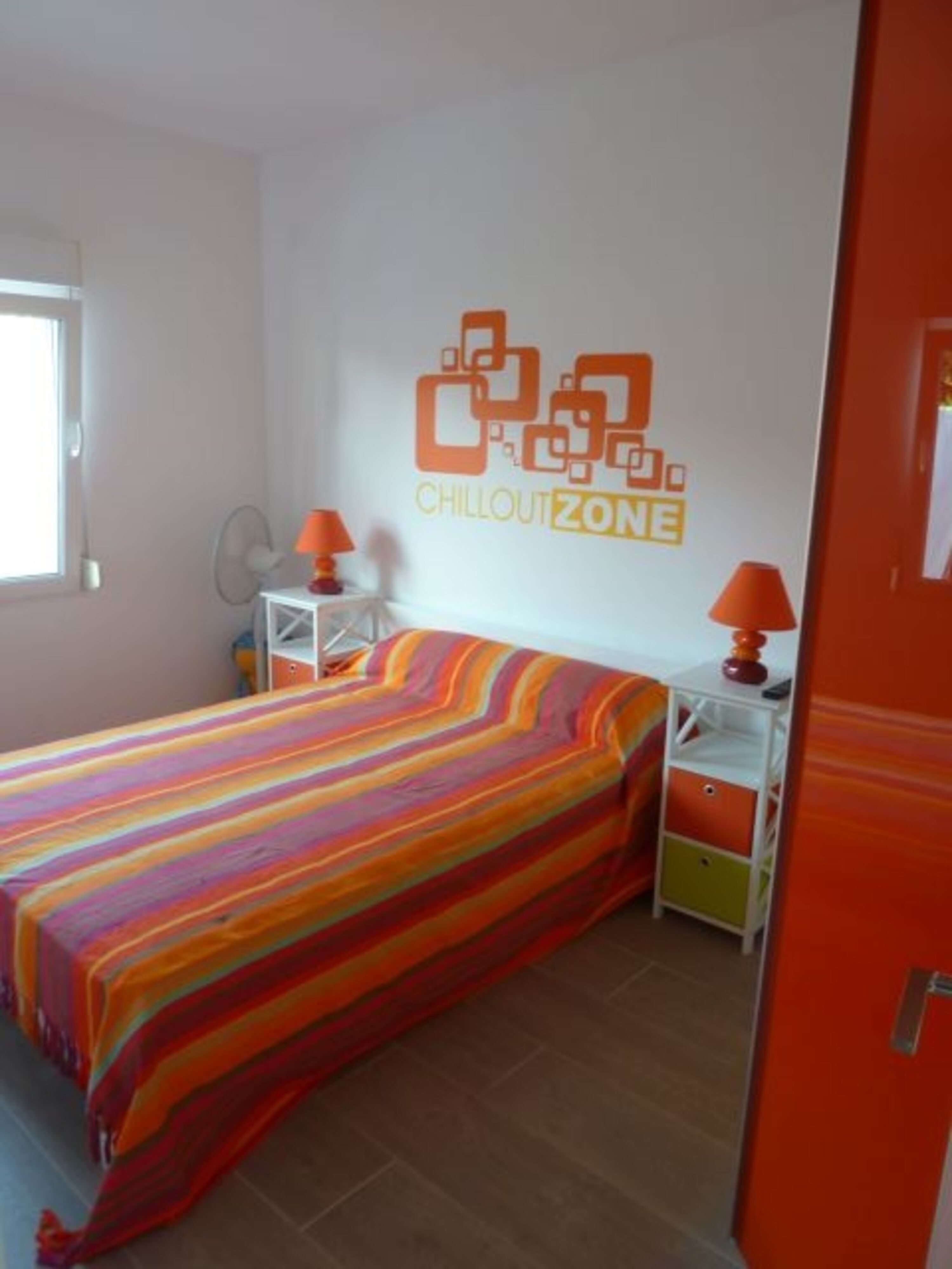 Blick in das frisch und farbenfroh gestaltete dritte Schlafzimmer.