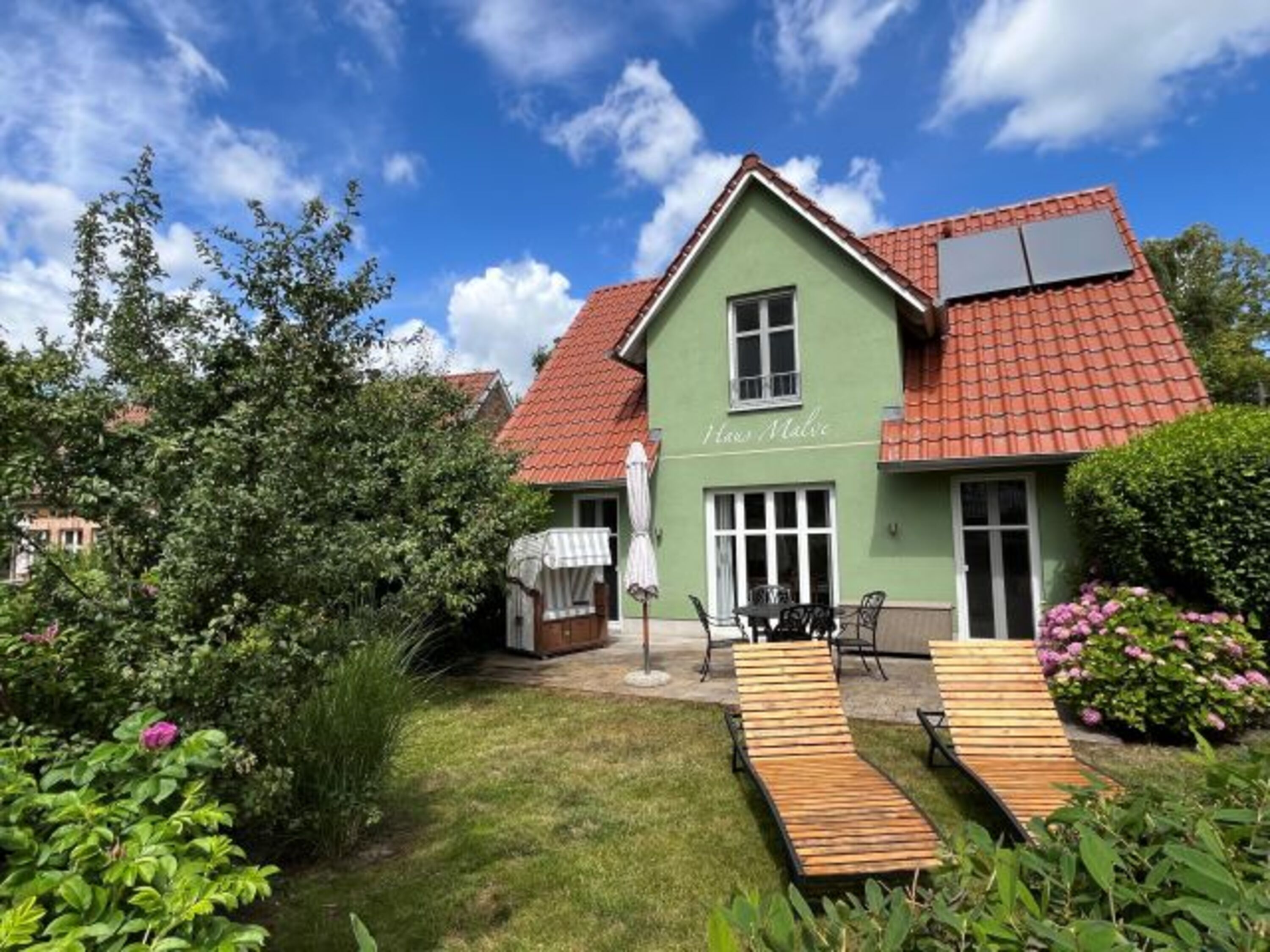 Außenbereich mit Garten und Terrasse