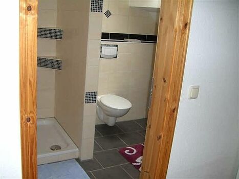 Badezimmer mit Dusche 