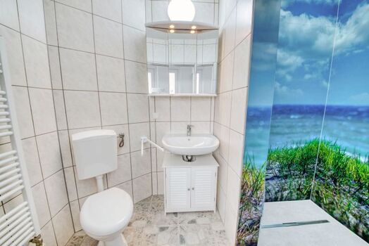 Das Bad mit großer Dusche.