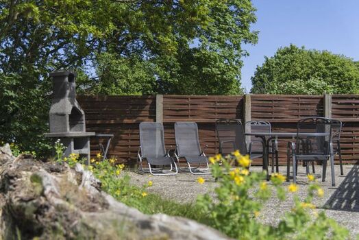 Die Terrasse zum Frühstücken in der Sonne.