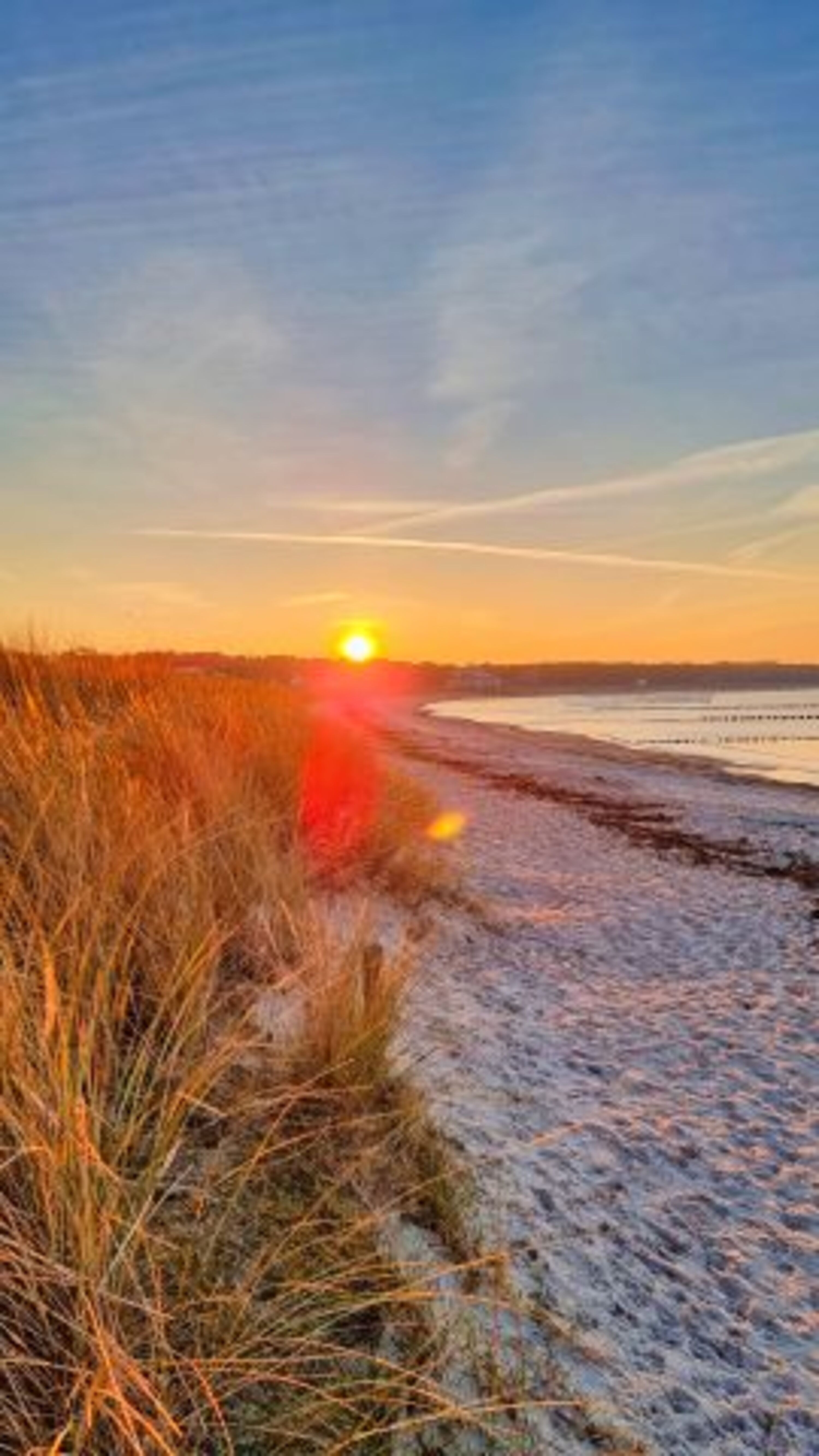 Am Ostseestrand Sonnenuntergänge genießen.