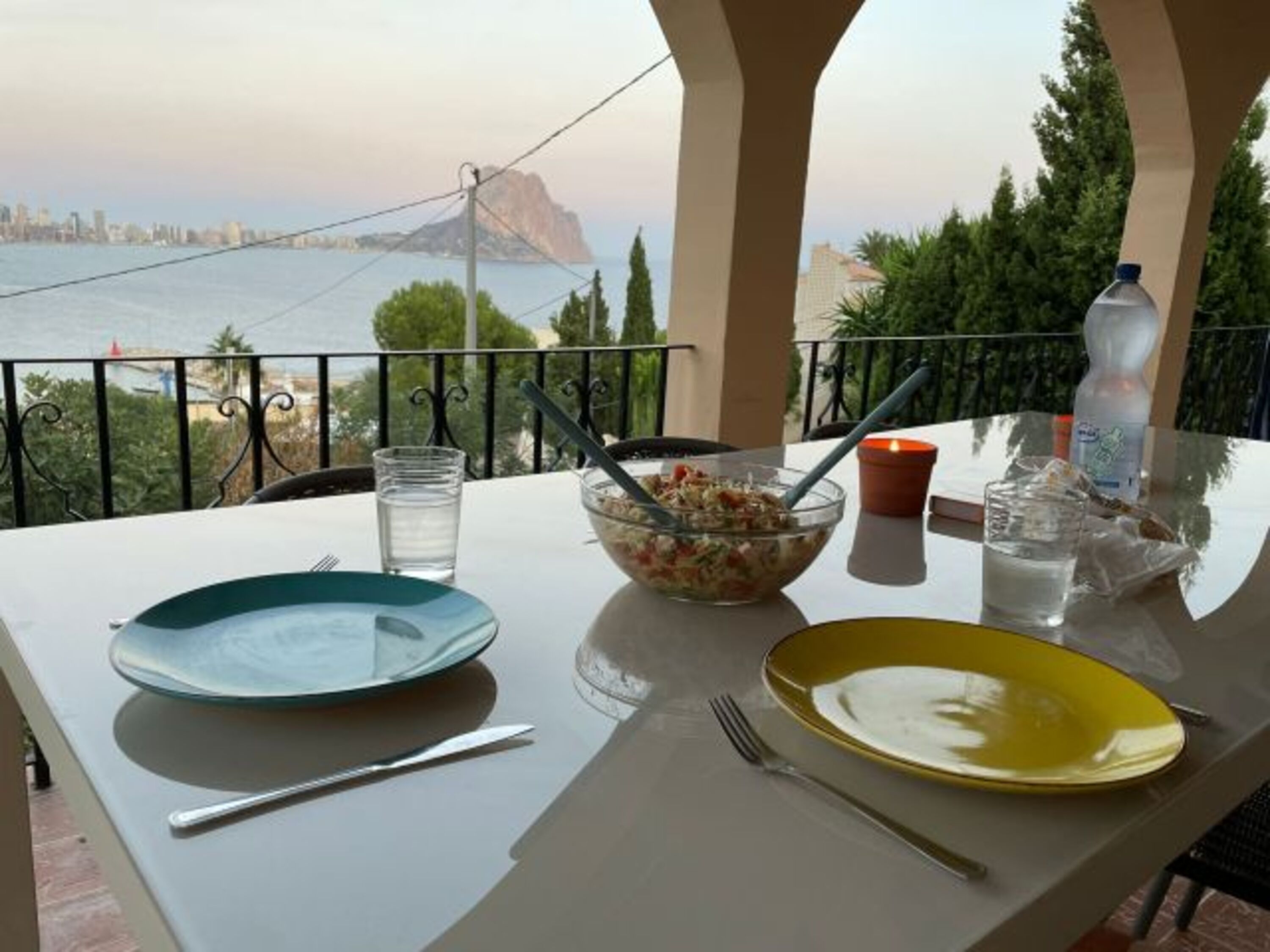 Esstisch auf der Terrasse