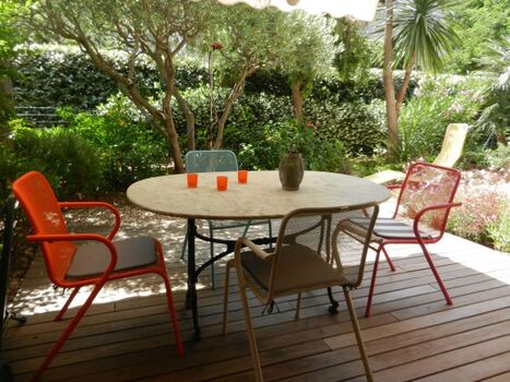 Terrasse und Gartenausschnitt