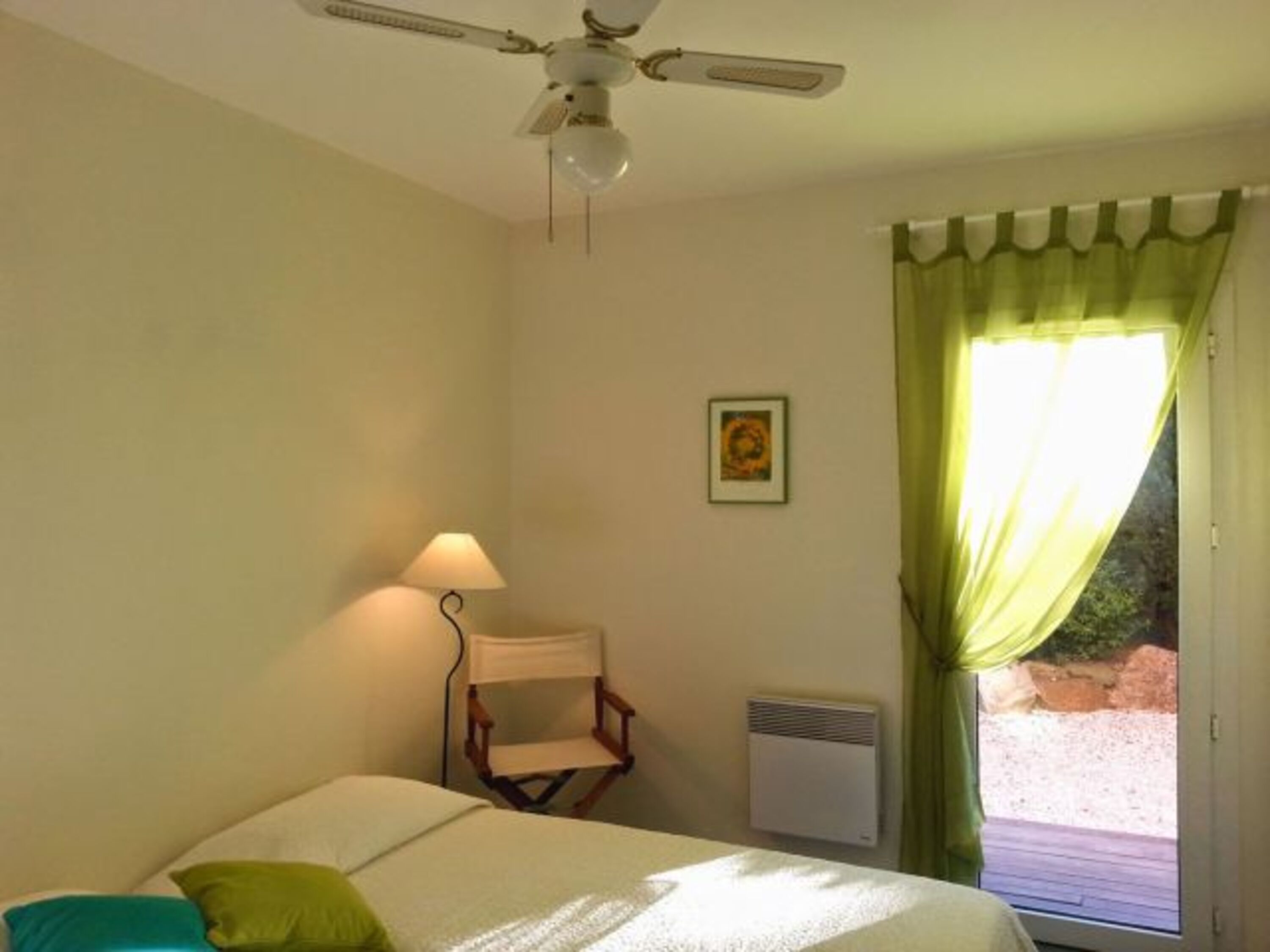 Zweites Schlafzimmer mit Türe zum Garten