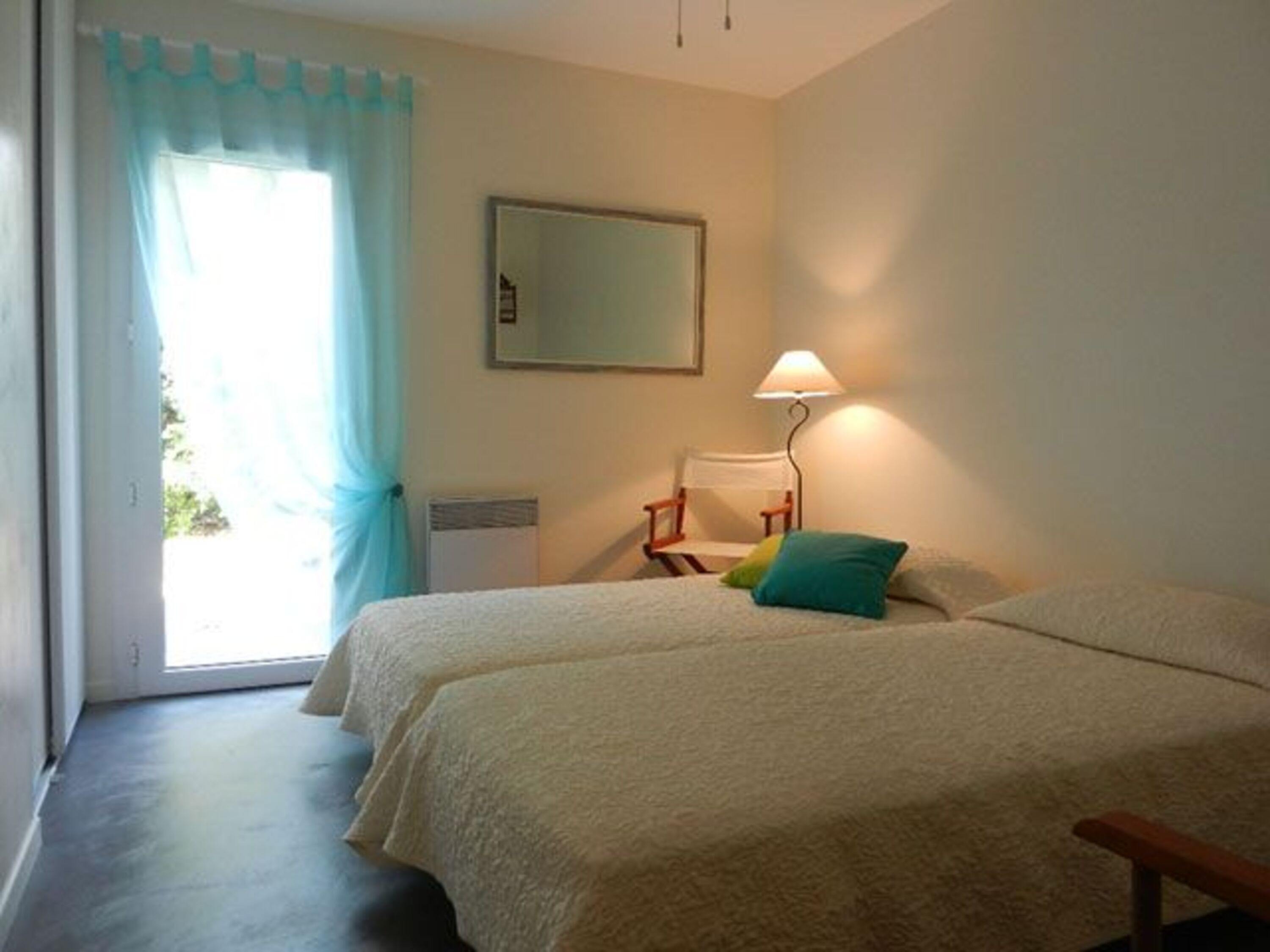 Erstes Schlafzimmer mit Türe zum Garten