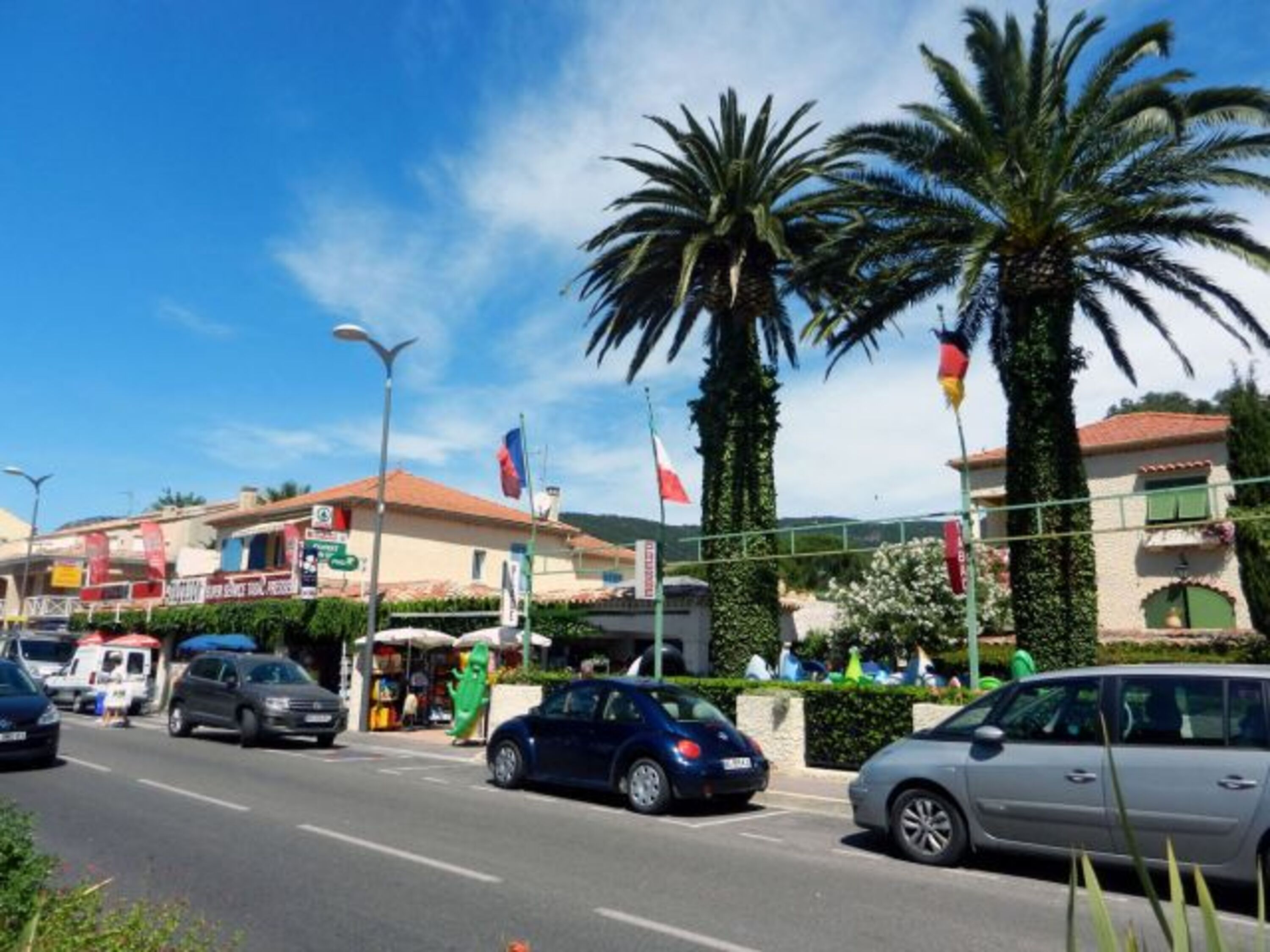Dorfstrasse dem Meer entlang