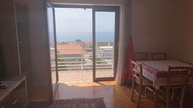 Wo.-Zi. m. Esstisch f. 6 Personen u. Balkon m. Meeresblick