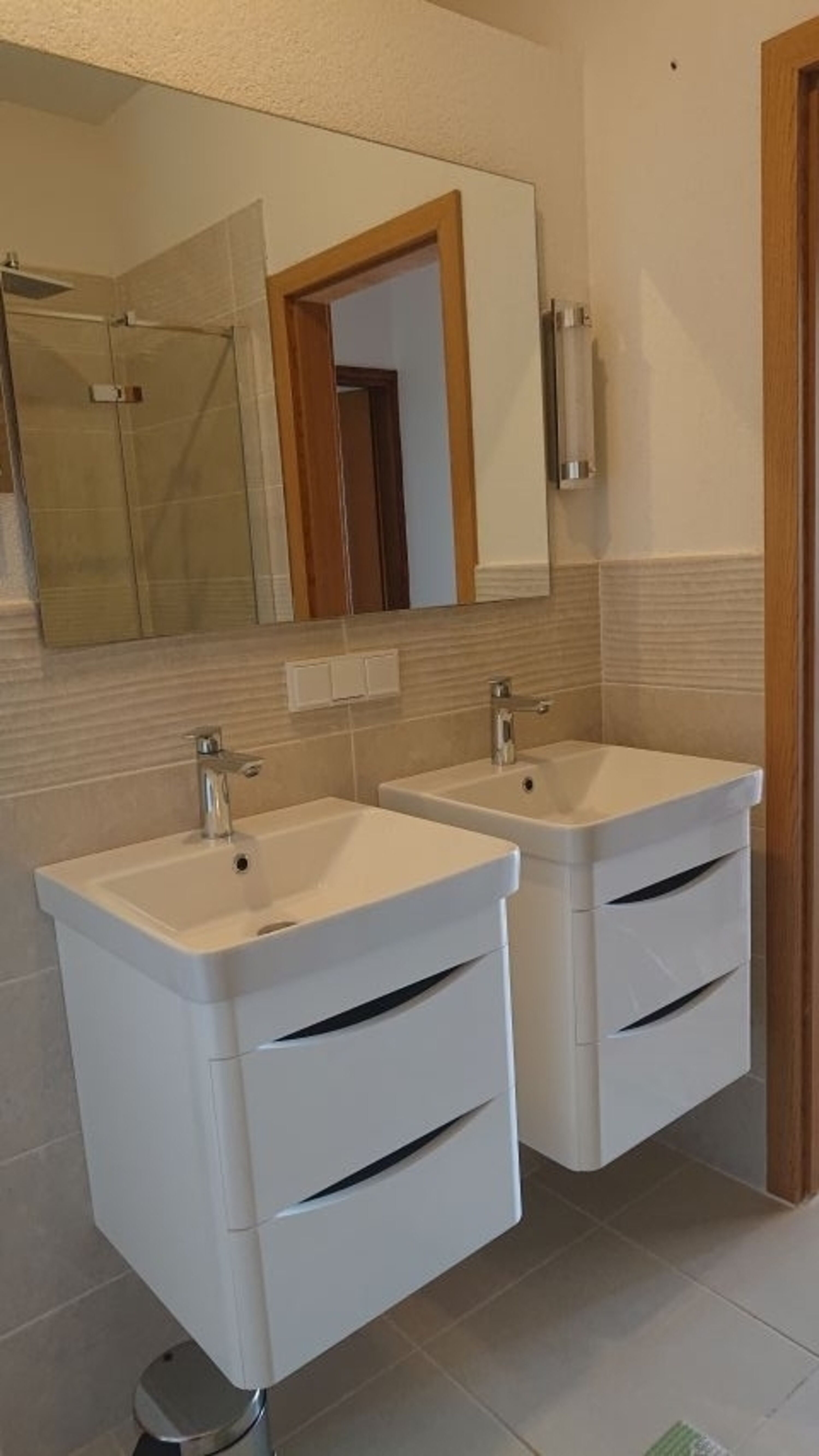 Bad m. 2 Waschbecken u. WC