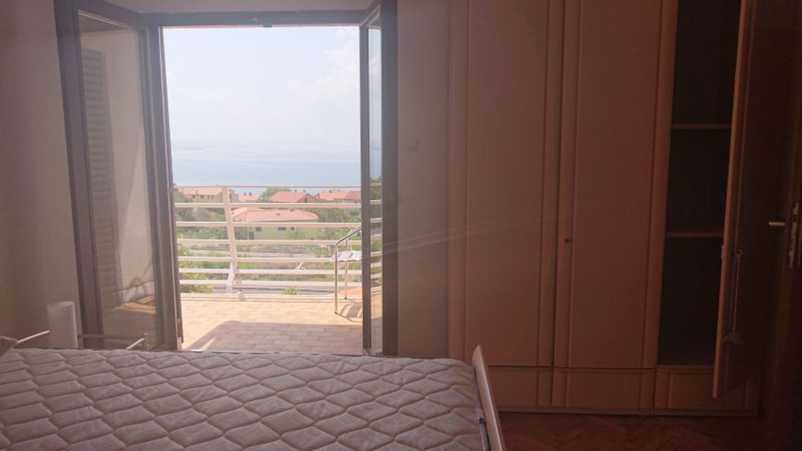 chlafzi. 2, 2x2m Bett Schlaff-Sofa, mit Balkon und Meeresblick
