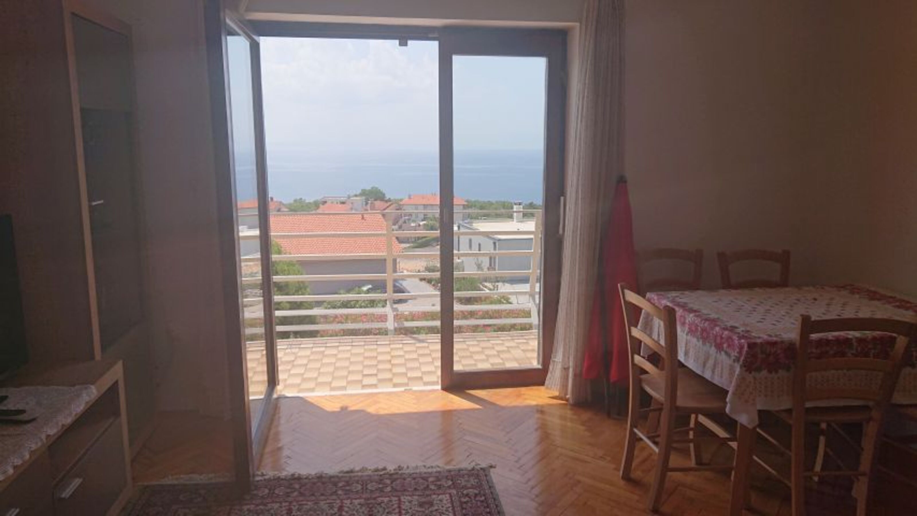 Wo.-Zi. m. Esstisch f. 6 Personen u. Balkon m. Meeresblick