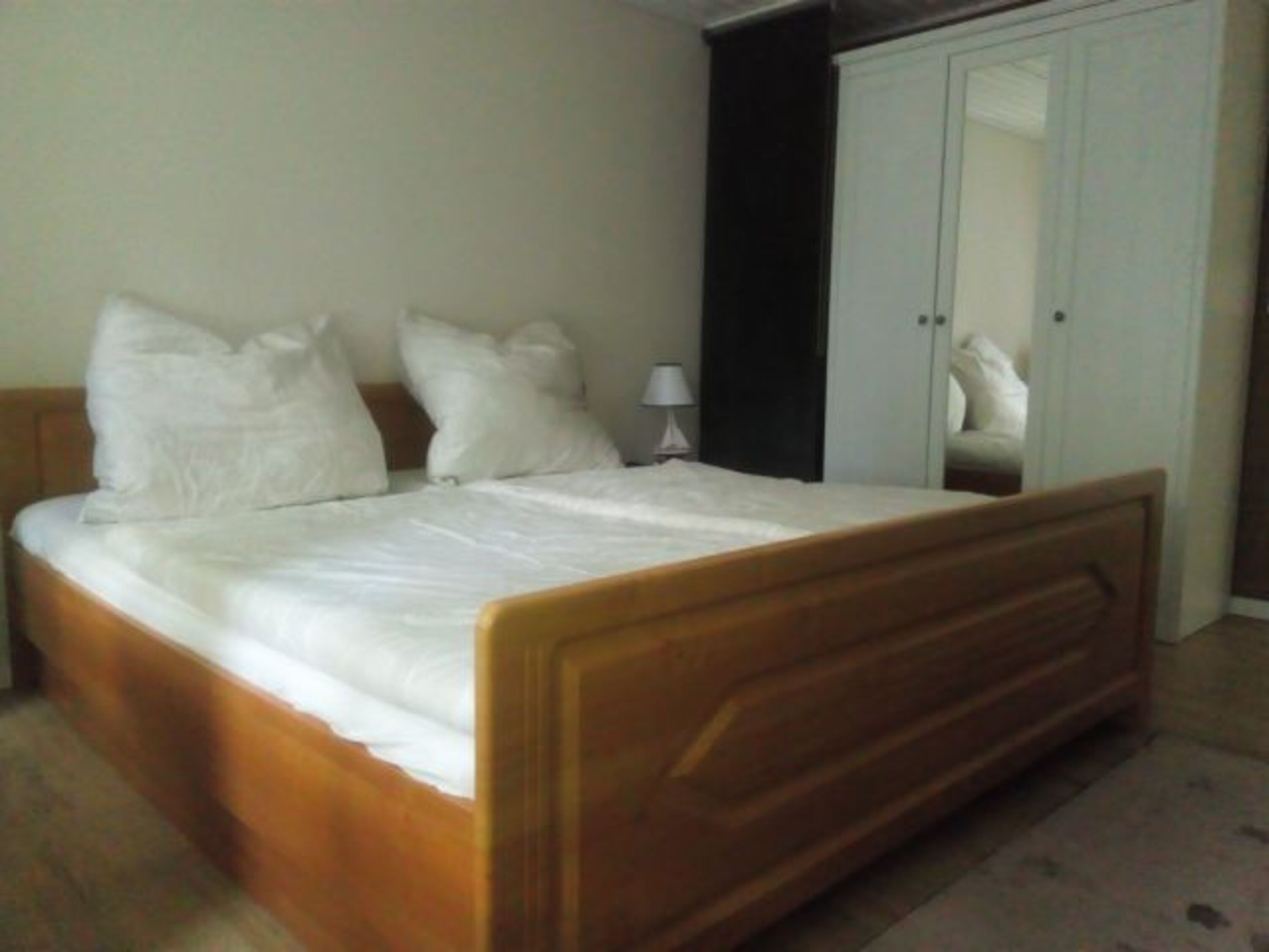 Schlafzimmer mit doppelbett