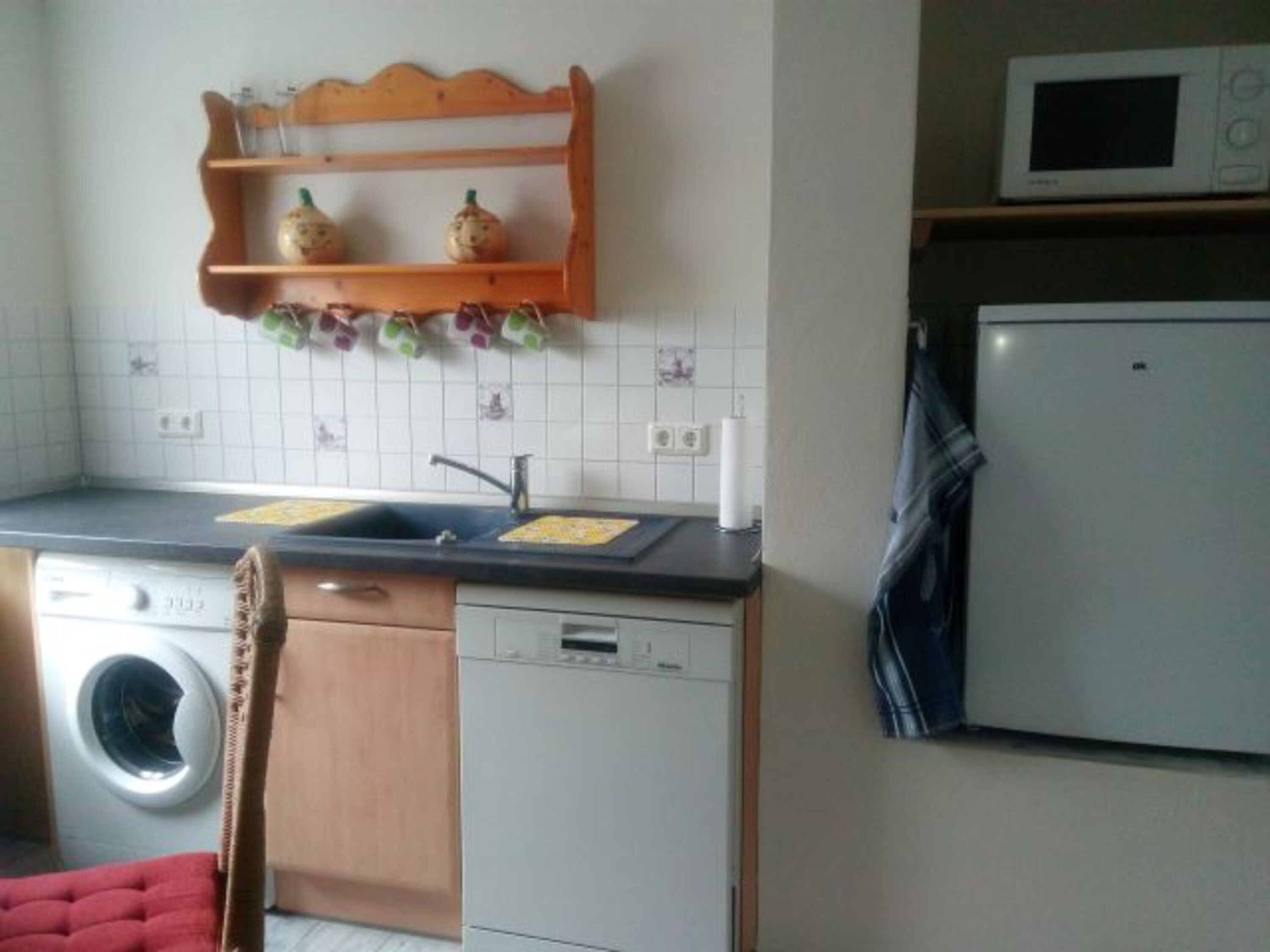 Küche mit Waschmaschine , Kühlschrank und Geschirrspüler
