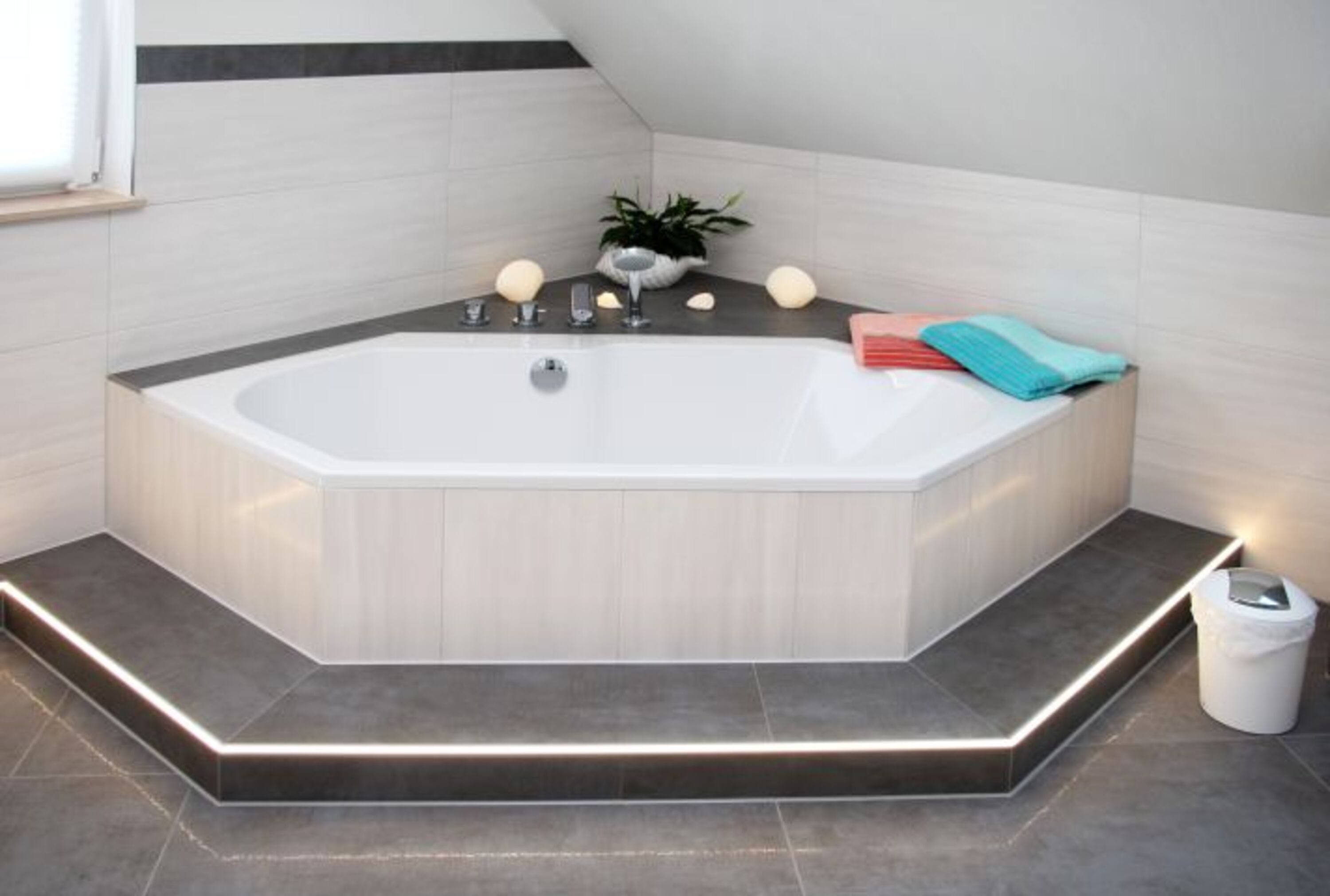 beleuchtete Stufe an der Badewanne