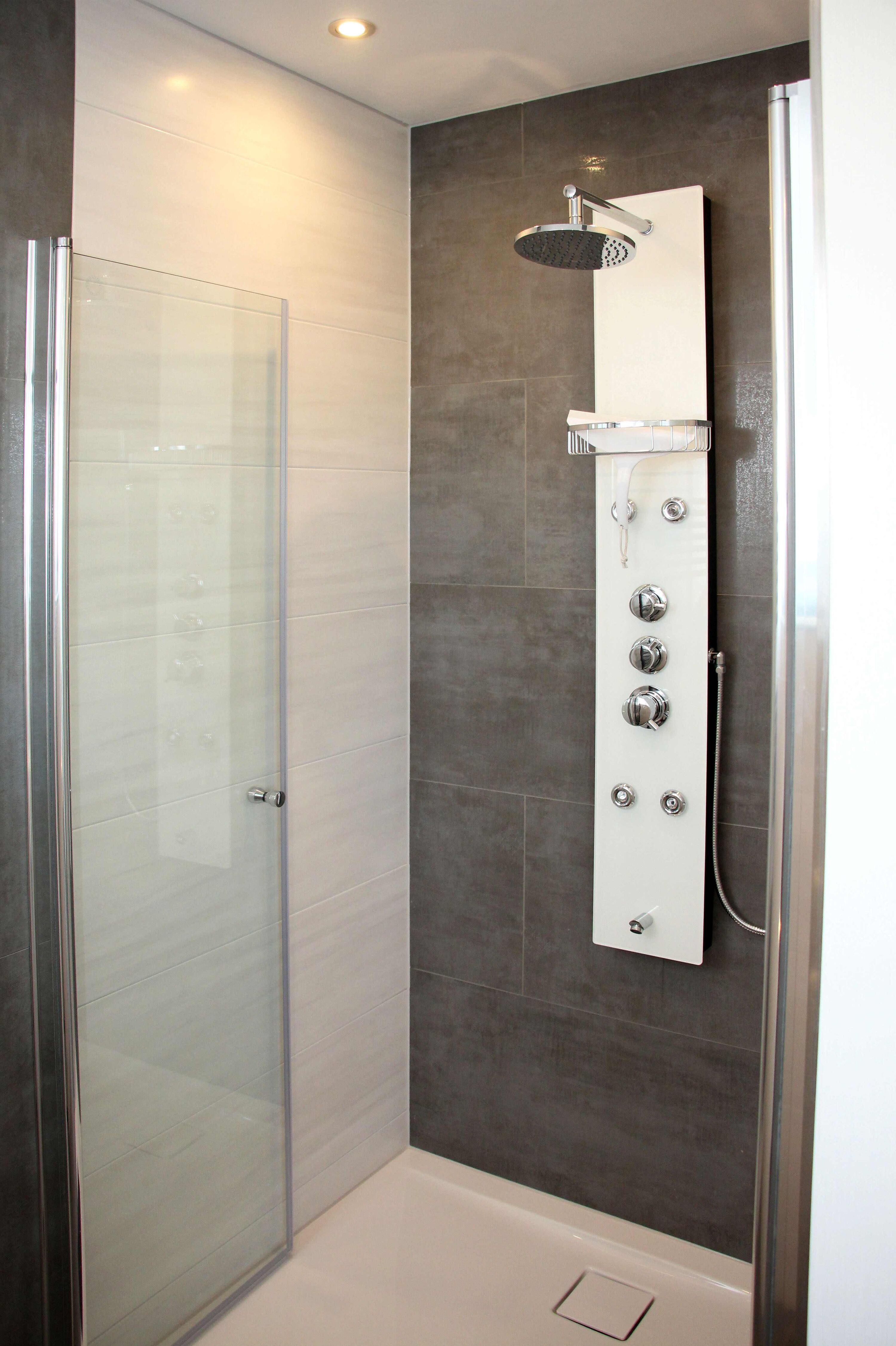 und ebenerdiger Regendusche