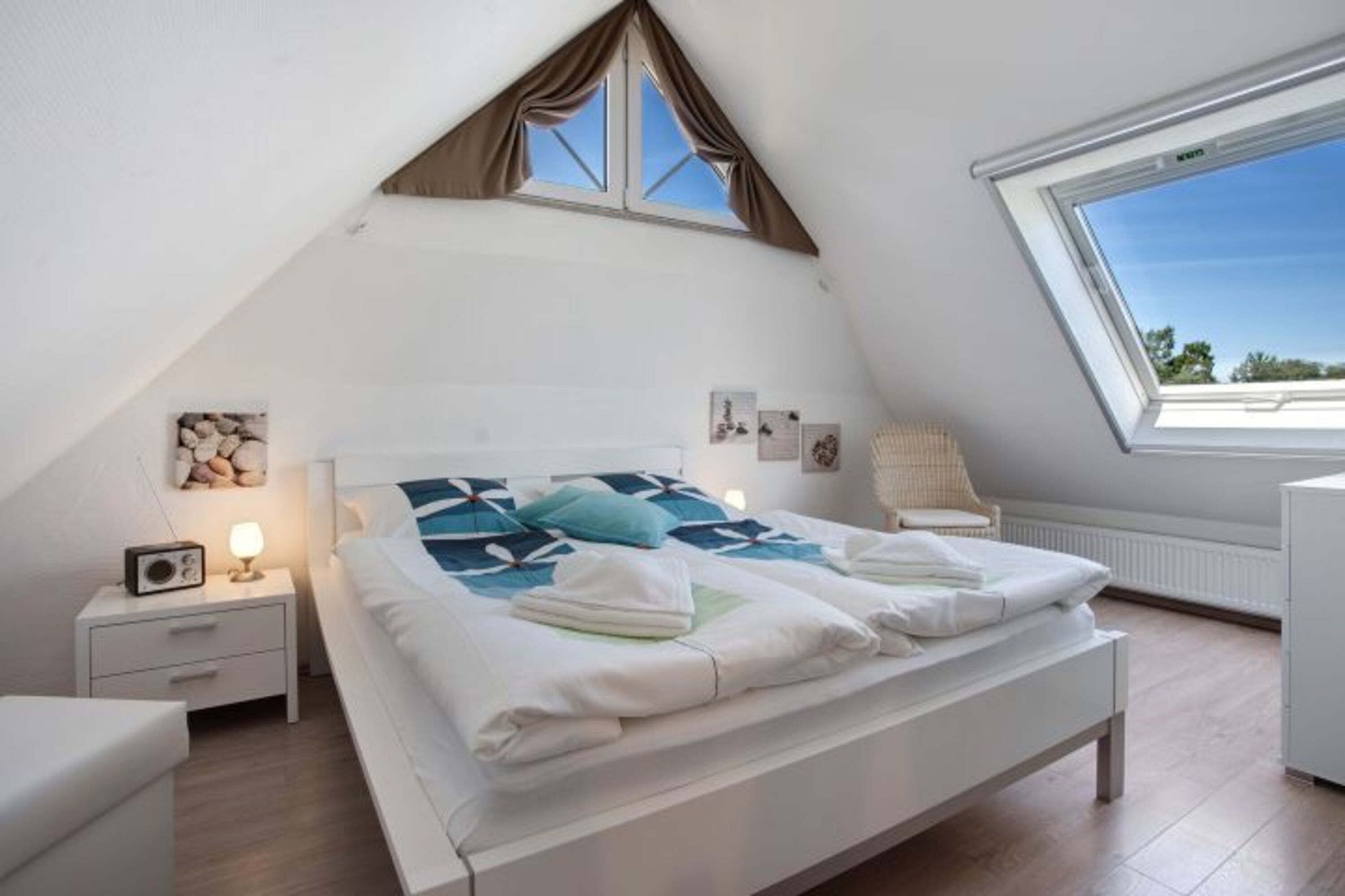 Schlafzimmer oben mit großem Fenster